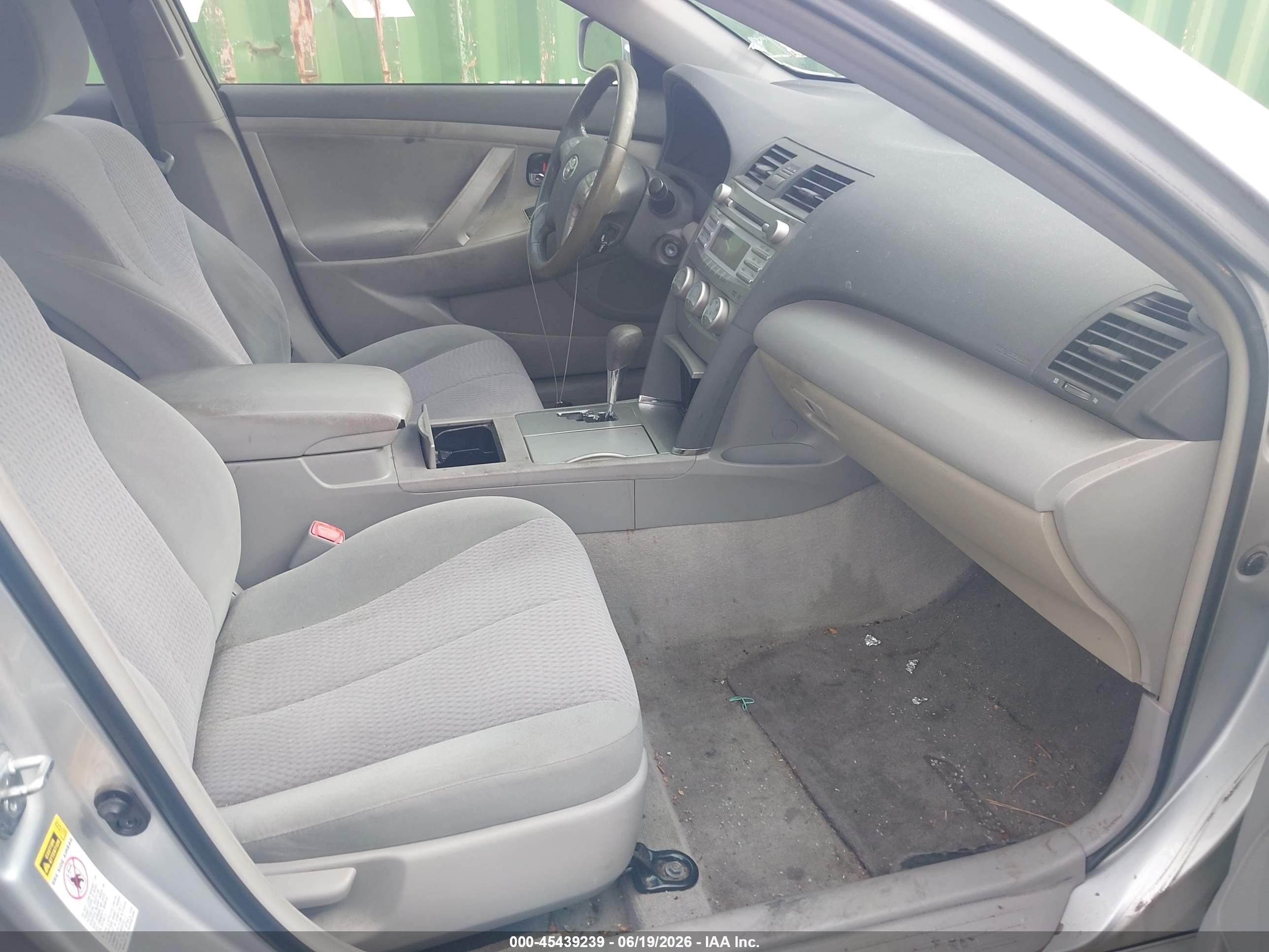 2011 Toyota Camry Le Silver vin: 4T1BF3EK7BU152528
