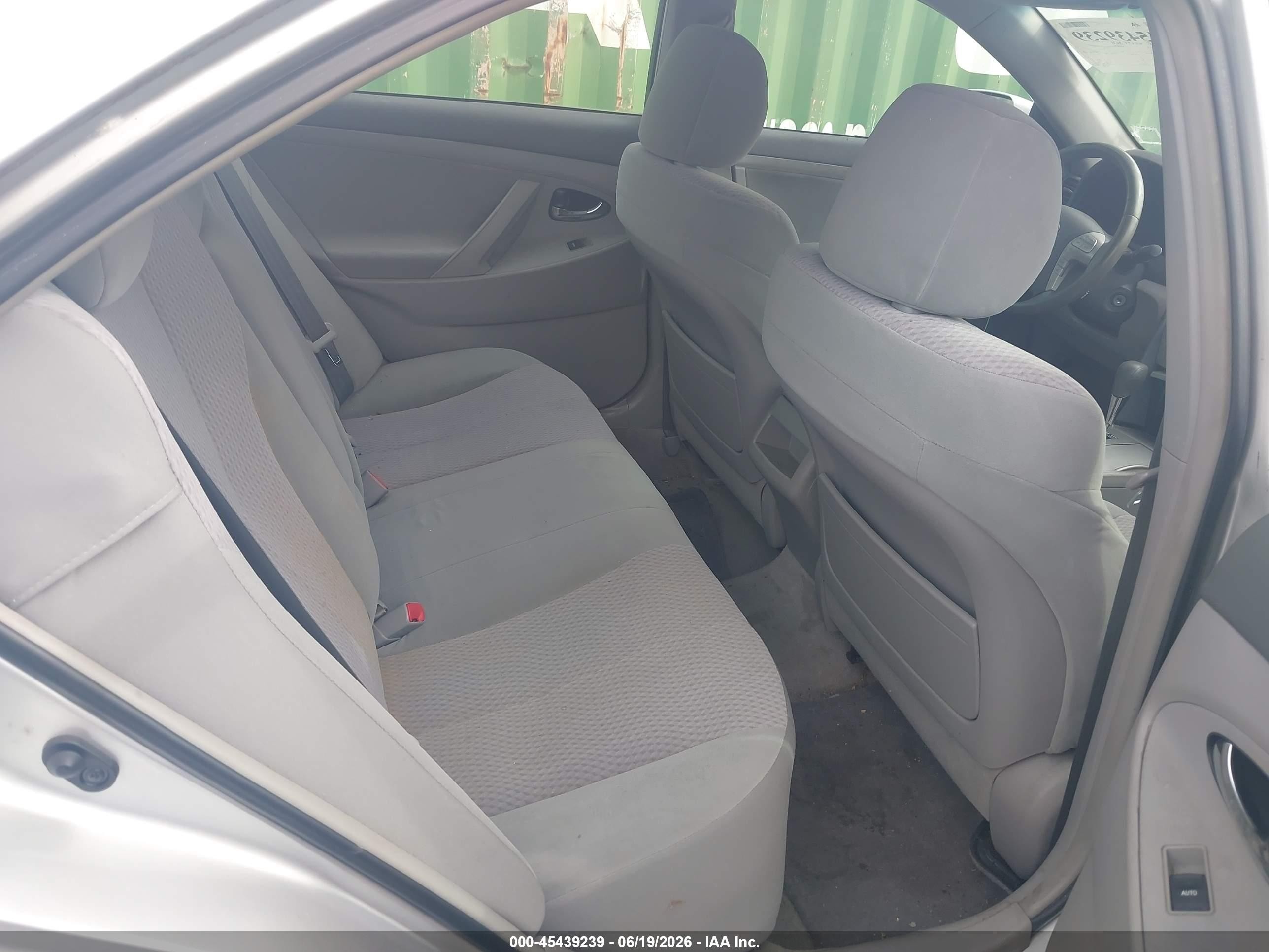 2011 Toyota Camry Le Silver vin: 4T1BF3EK7BU152528