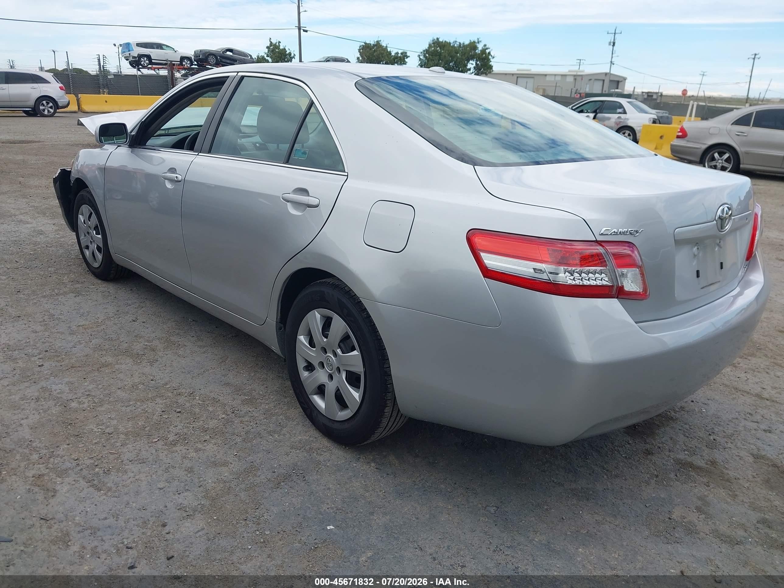 2011 Toyota Camry Le Silver vin: 4T1BF3EK7BU165053