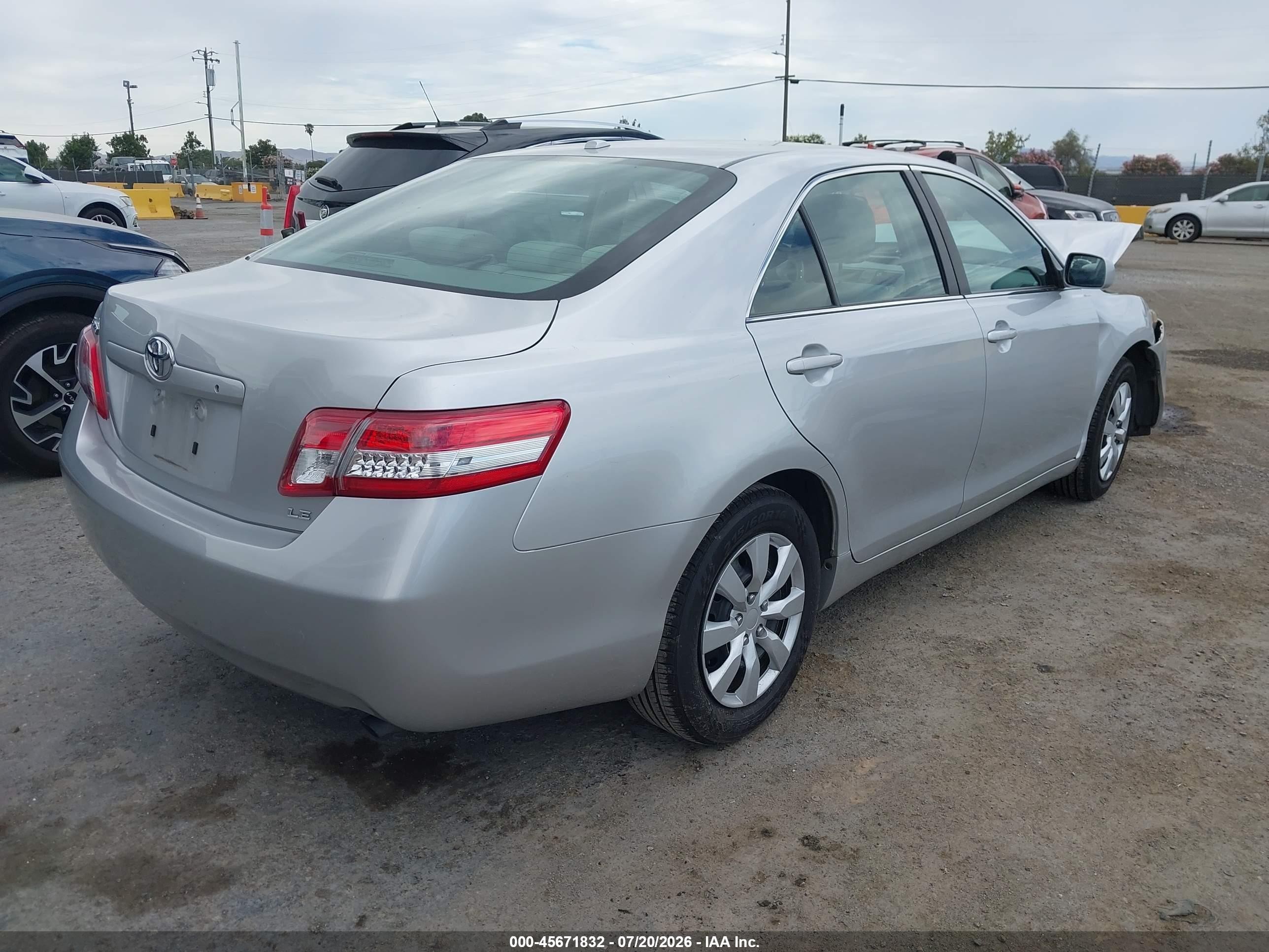 2011 Toyota Camry Le Silver vin: 4T1BF3EK7BU165053