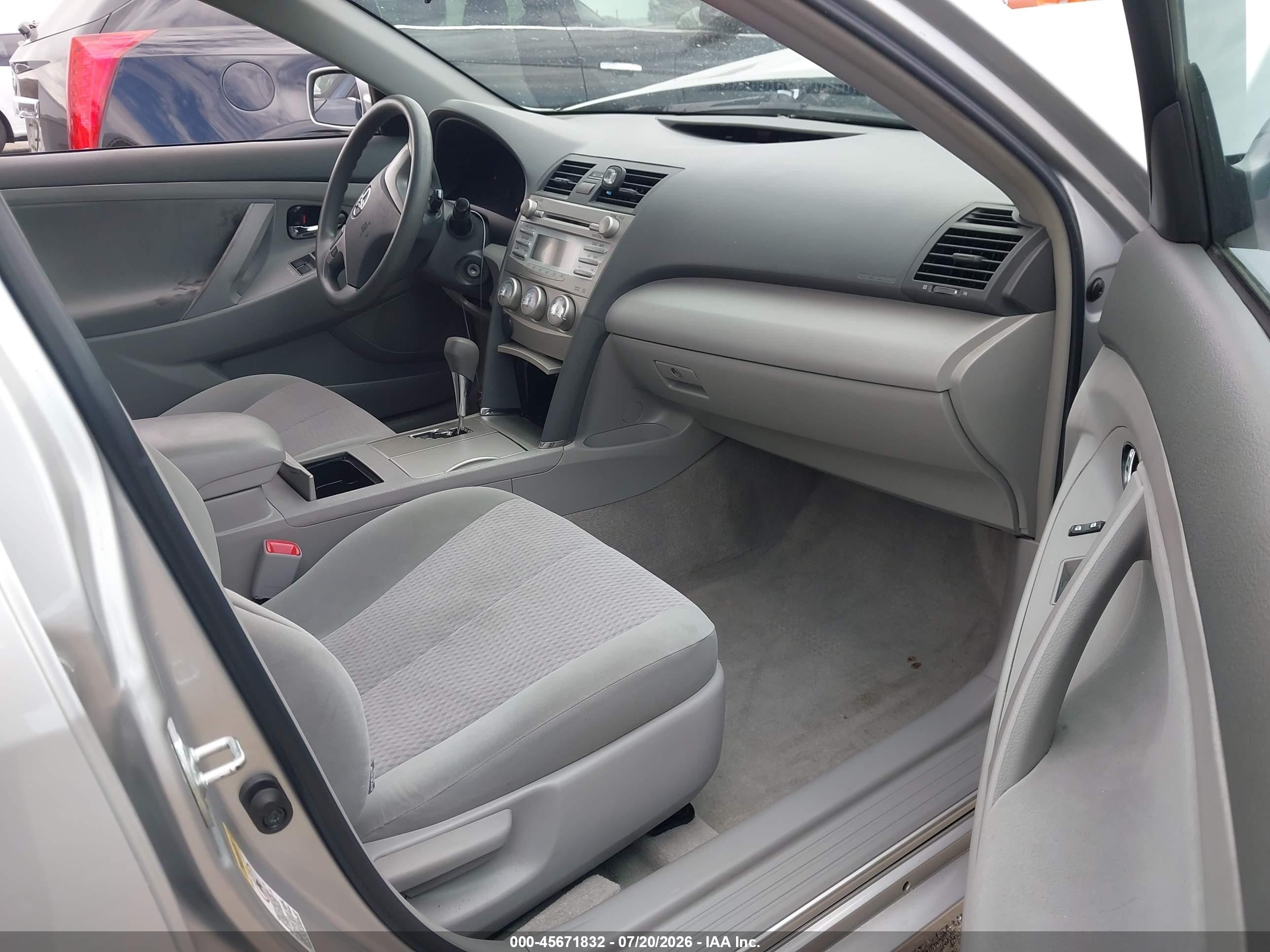 2011 Toyota Camry Le Silver vin: 4T1BF3EK7BU165053