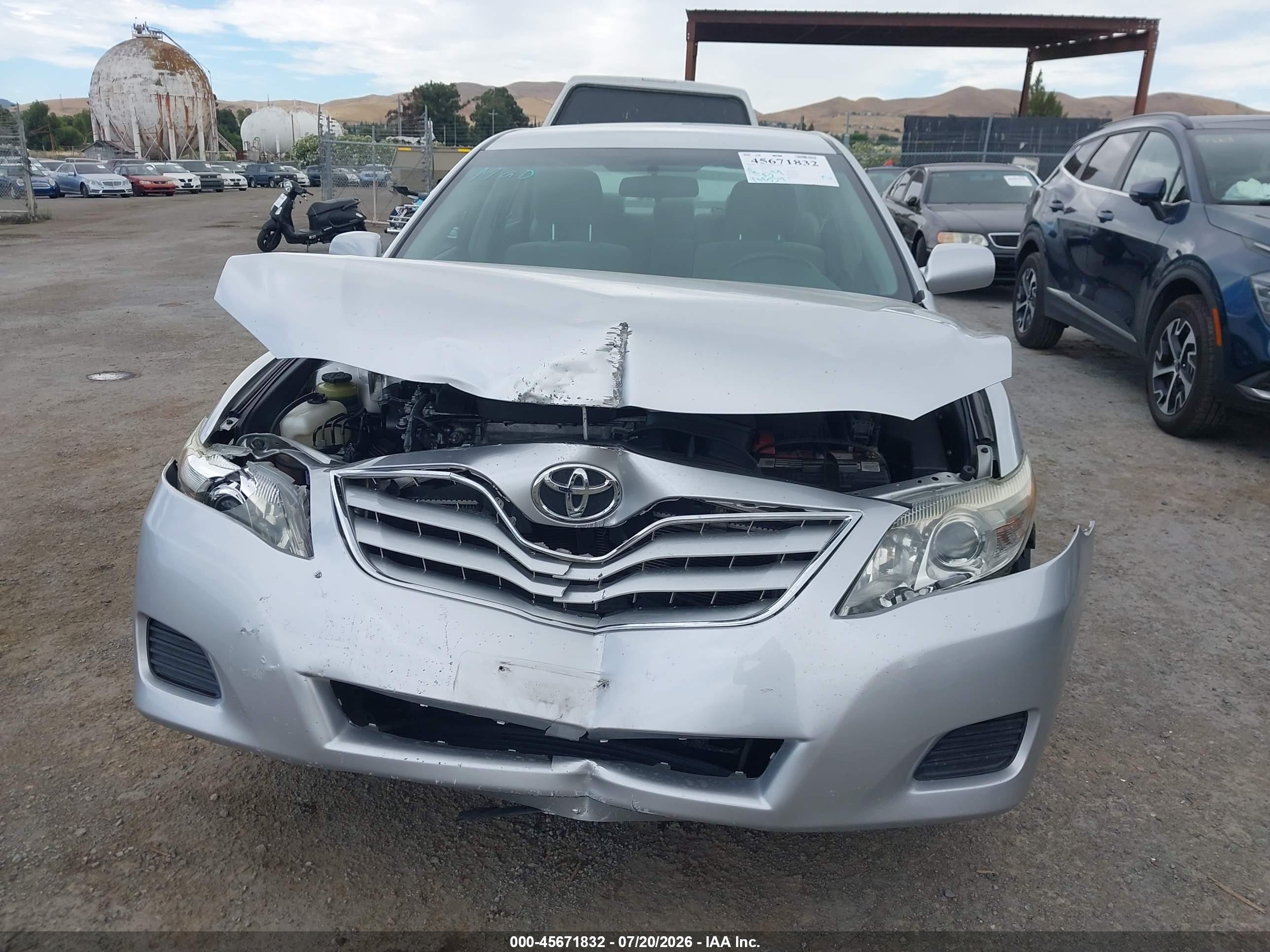 2011 Toyota Camry Le Silver vin: 4T1BF3EK7BU165053