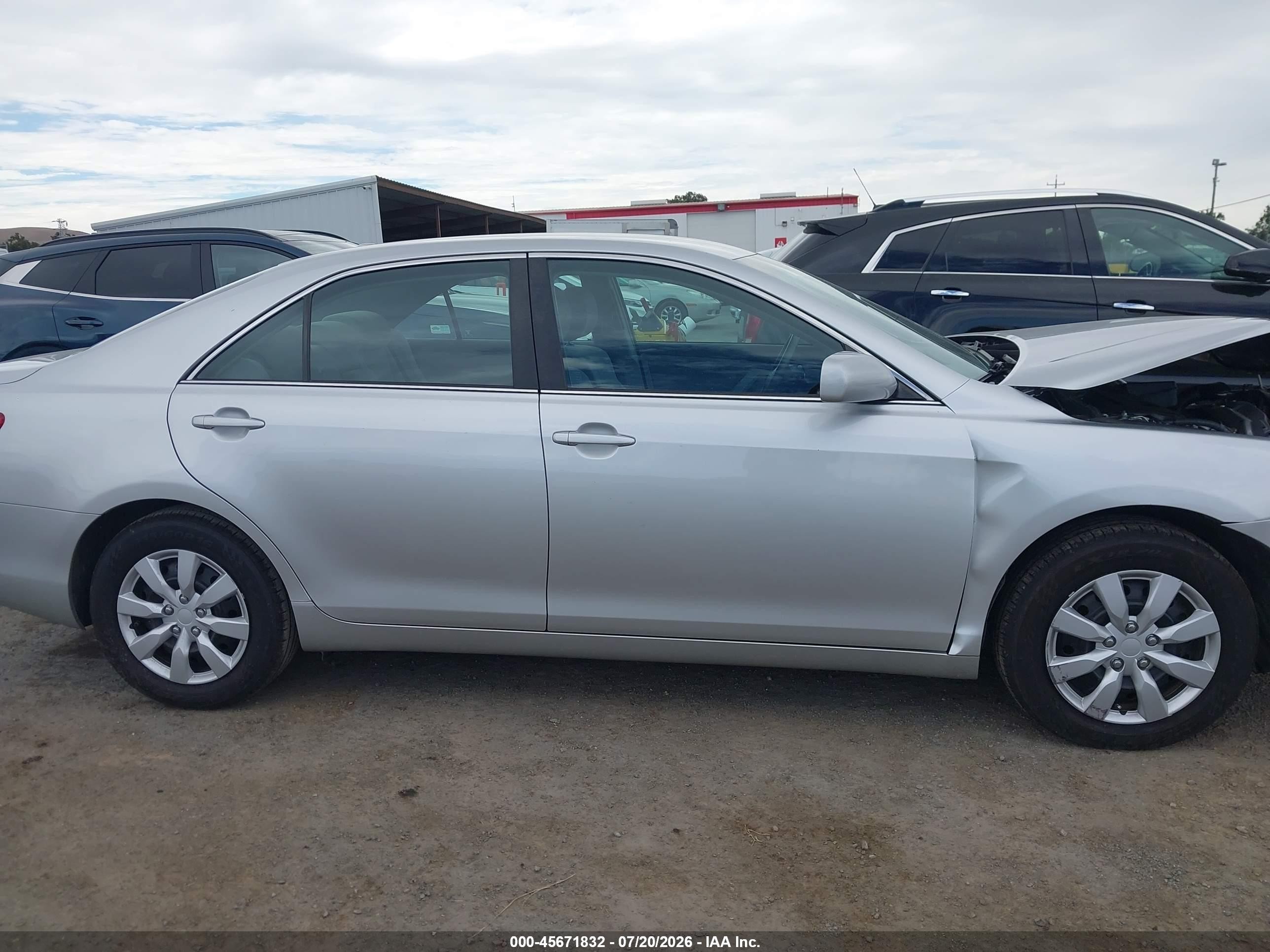 2011 Toyota Camry Le Silver vin: 4T1BF3EK7BU165053