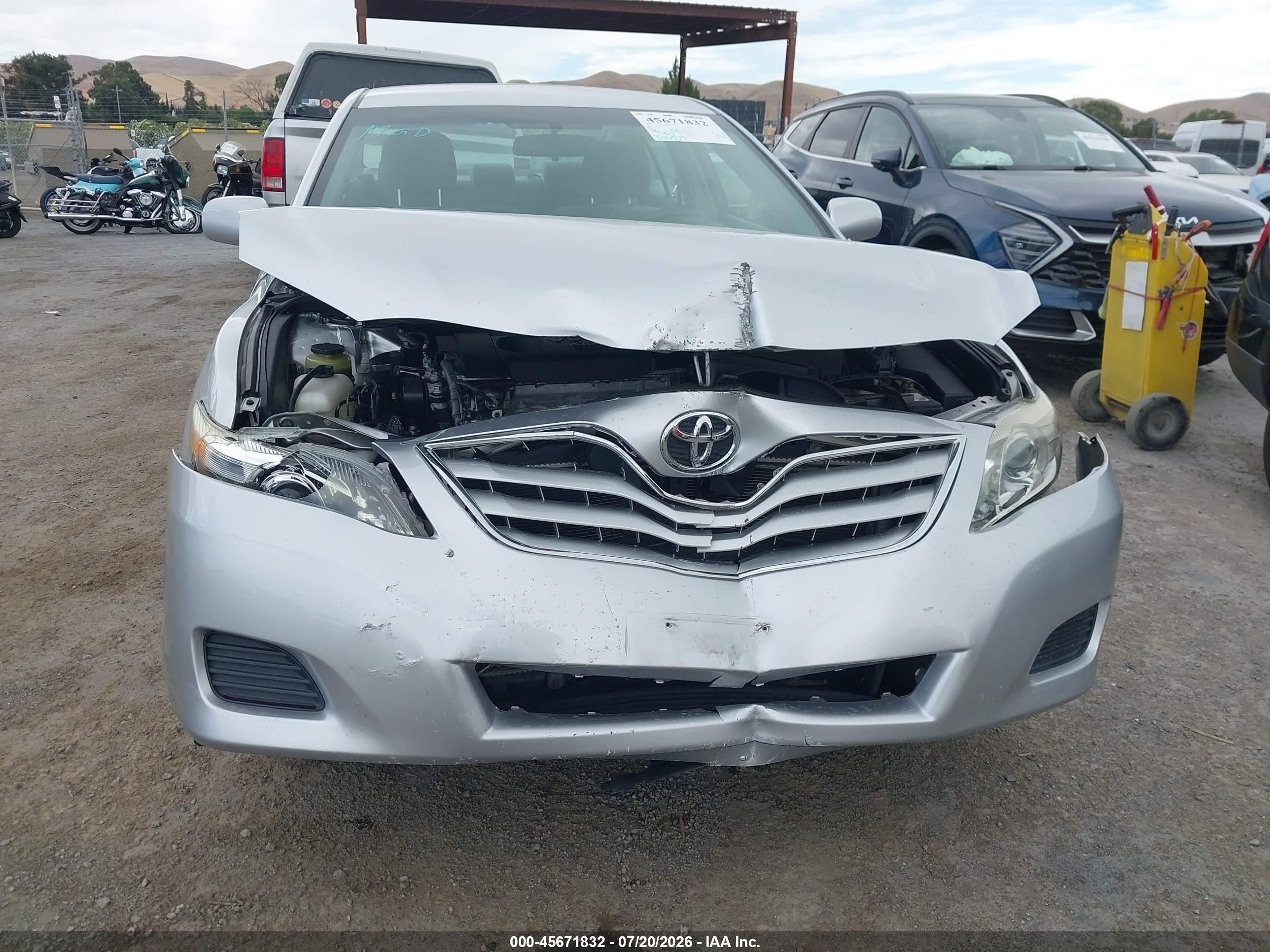 2011 Toyota Camry Le Silver vin: 4T1BF3EK7BU165053