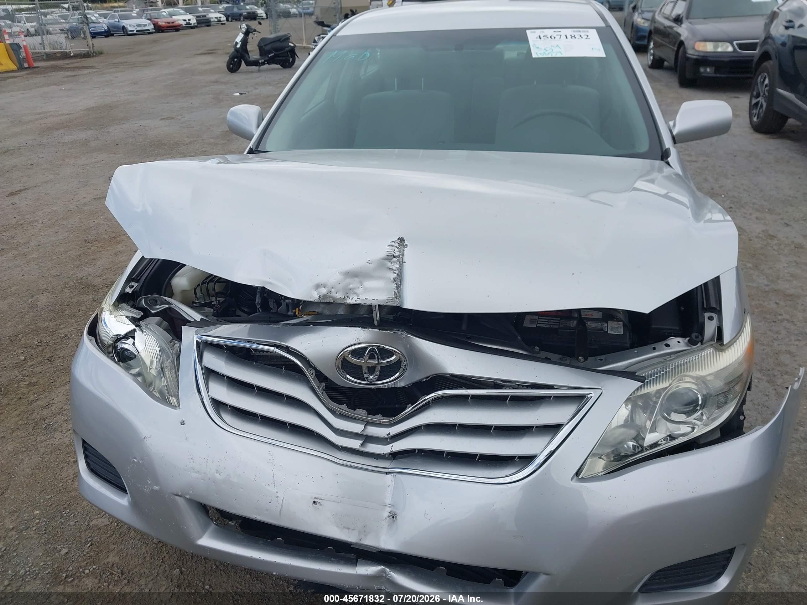 2011 Toyota Camry Le Silver vin: 4T1BF3EK7BU165053