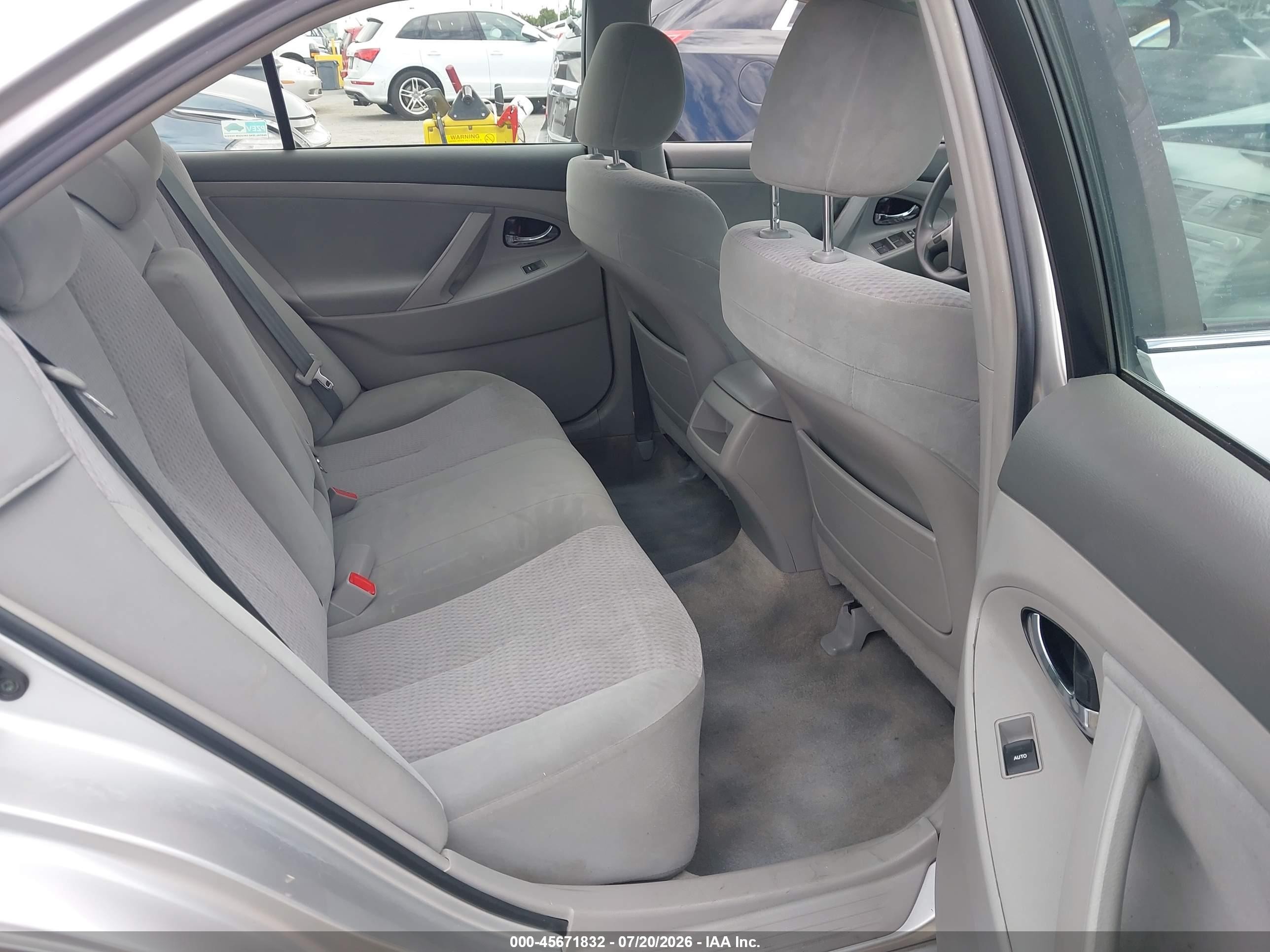 2011 Toyota Camry Le Silver vin: 4T1BF3EK7BU165053