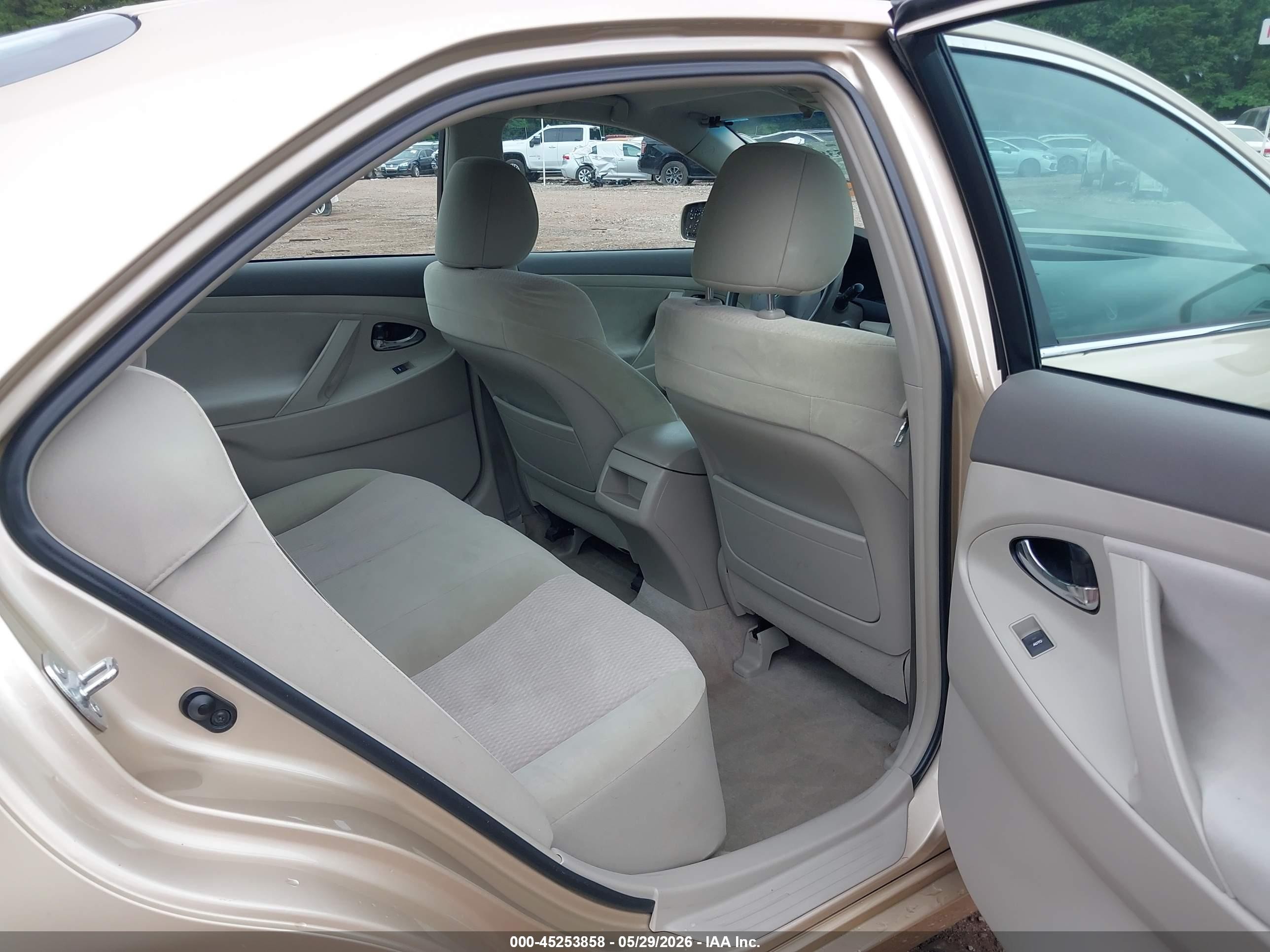 2011 Toyota Camry Le Gold vin: 4T1BF3EK7BU213991