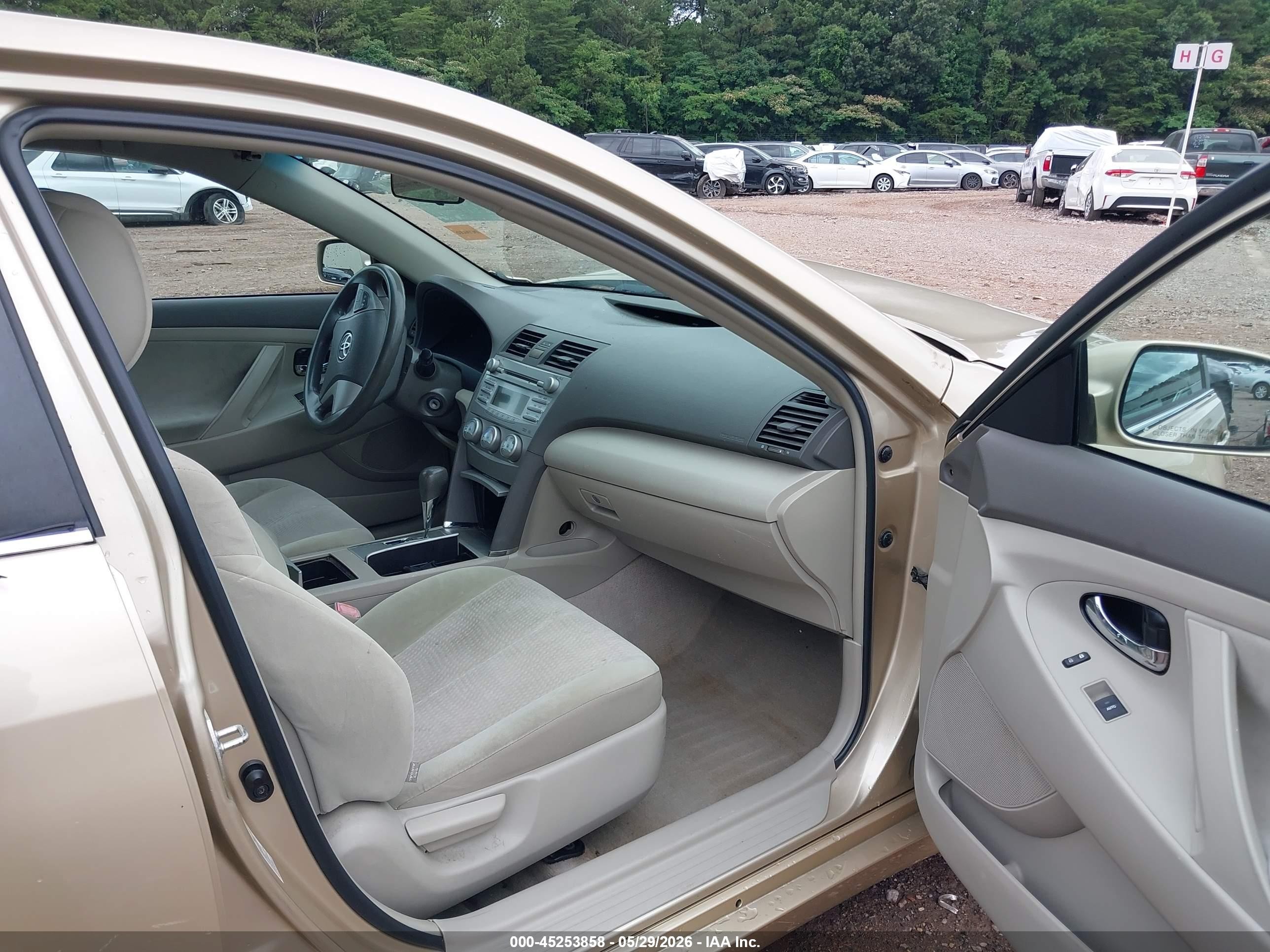 2011 Toyota Camry Le Gold vin: 4T1BF3EK7BU213991
