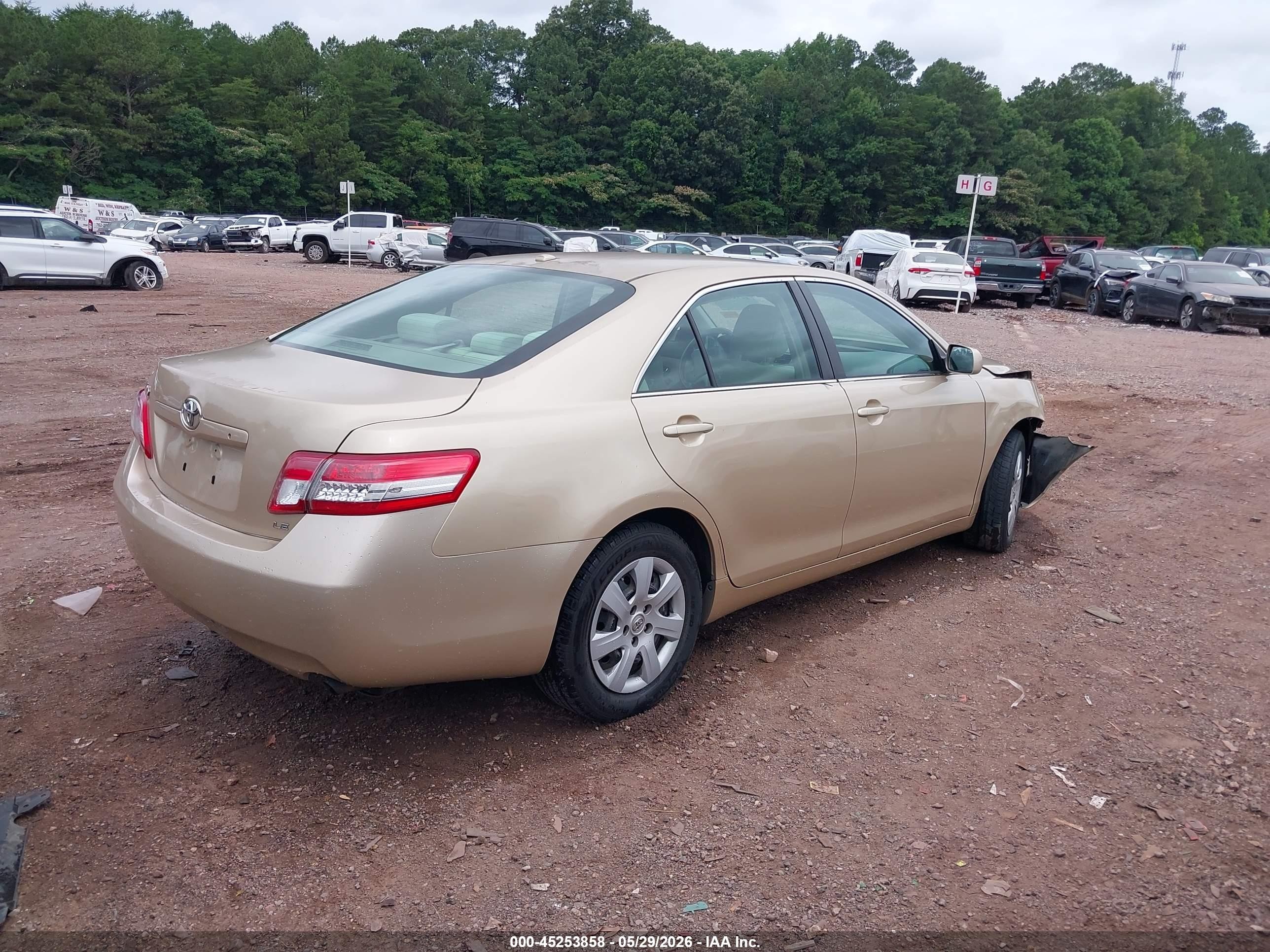 2011 Toyota Camry Le Gold vin: 4T1BF3EK7BU213991