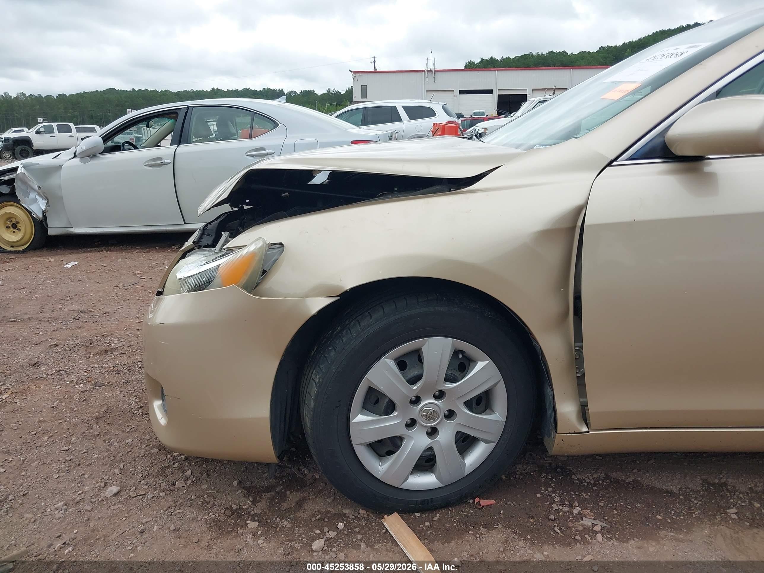 2011 Toyota Camry Le Gold vin: 4T1BF3EK7BU213991