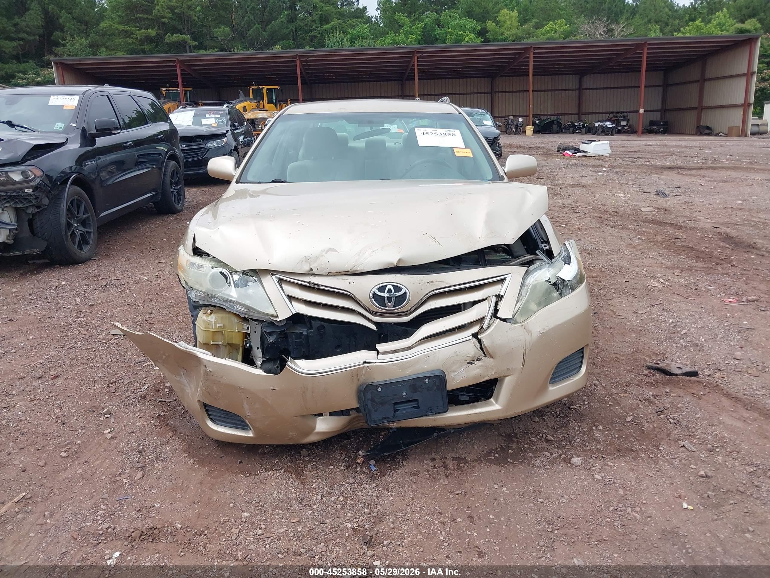 2011 Toyota Camry Le Gold vin: 4T1BF3EK7BU213991