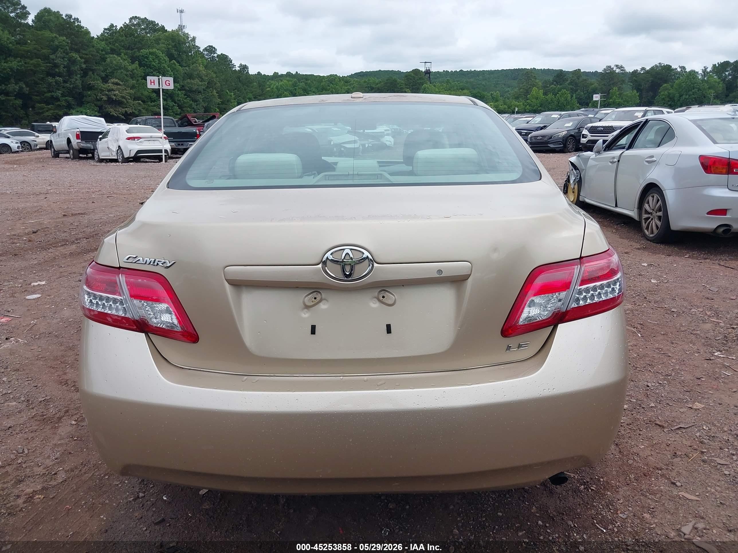 2011 Toyota Camry Le Gold vin: 4T1BF3EK7BU213991