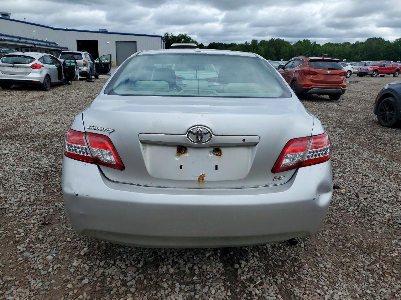 2011 Toyota Camry Le Silver vin: 4T1BF3EK7BU640040