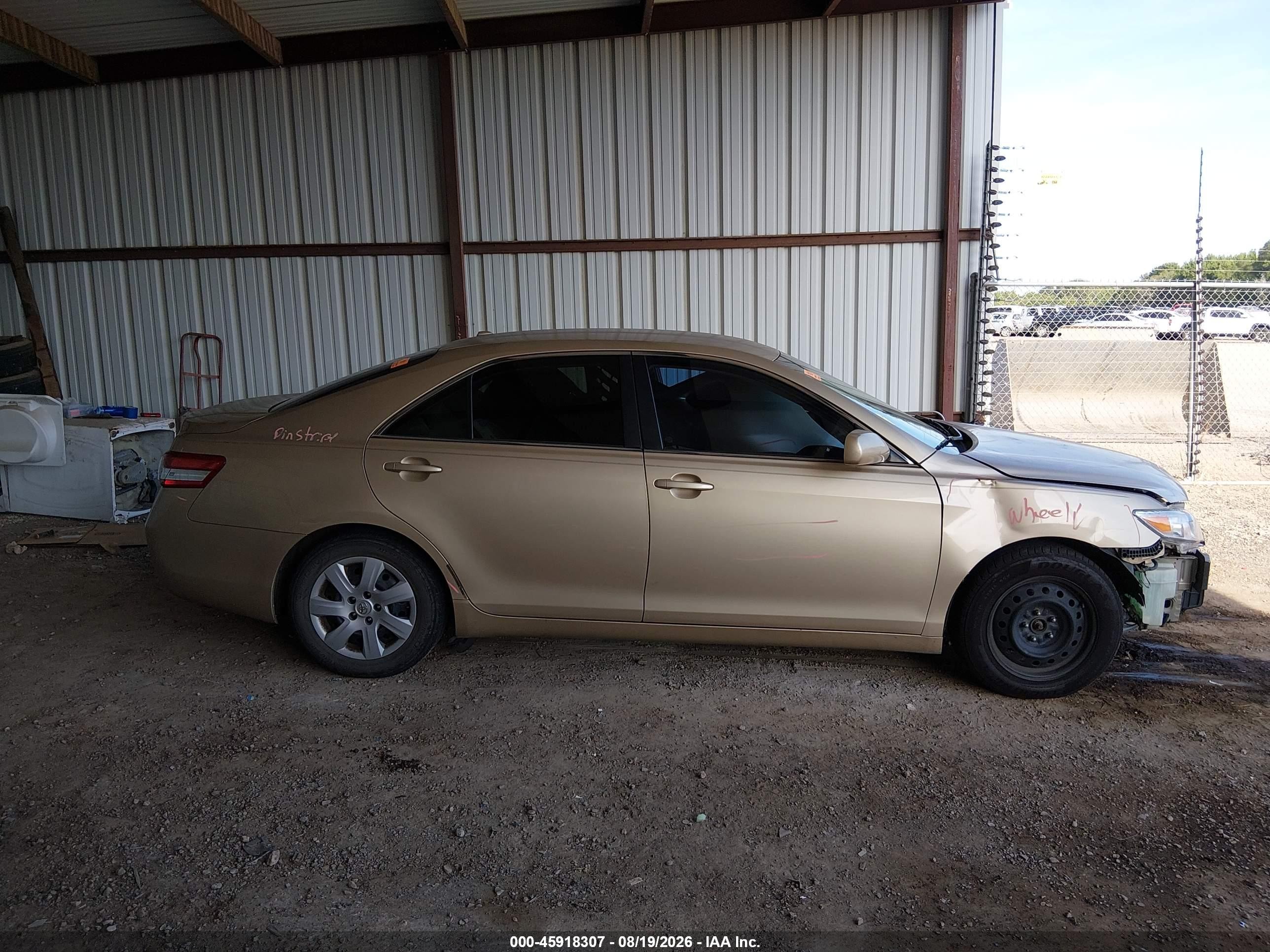 2011 Toyota Camry Le Gold vin: 4T1BF3EK7BU647456