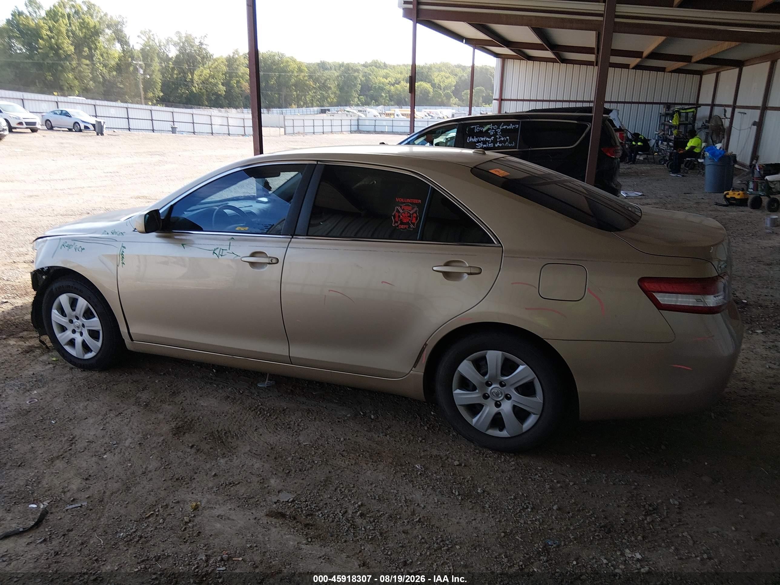2011 Toyota Camry Le Gold vin: 4T1BF3EK7BU647456