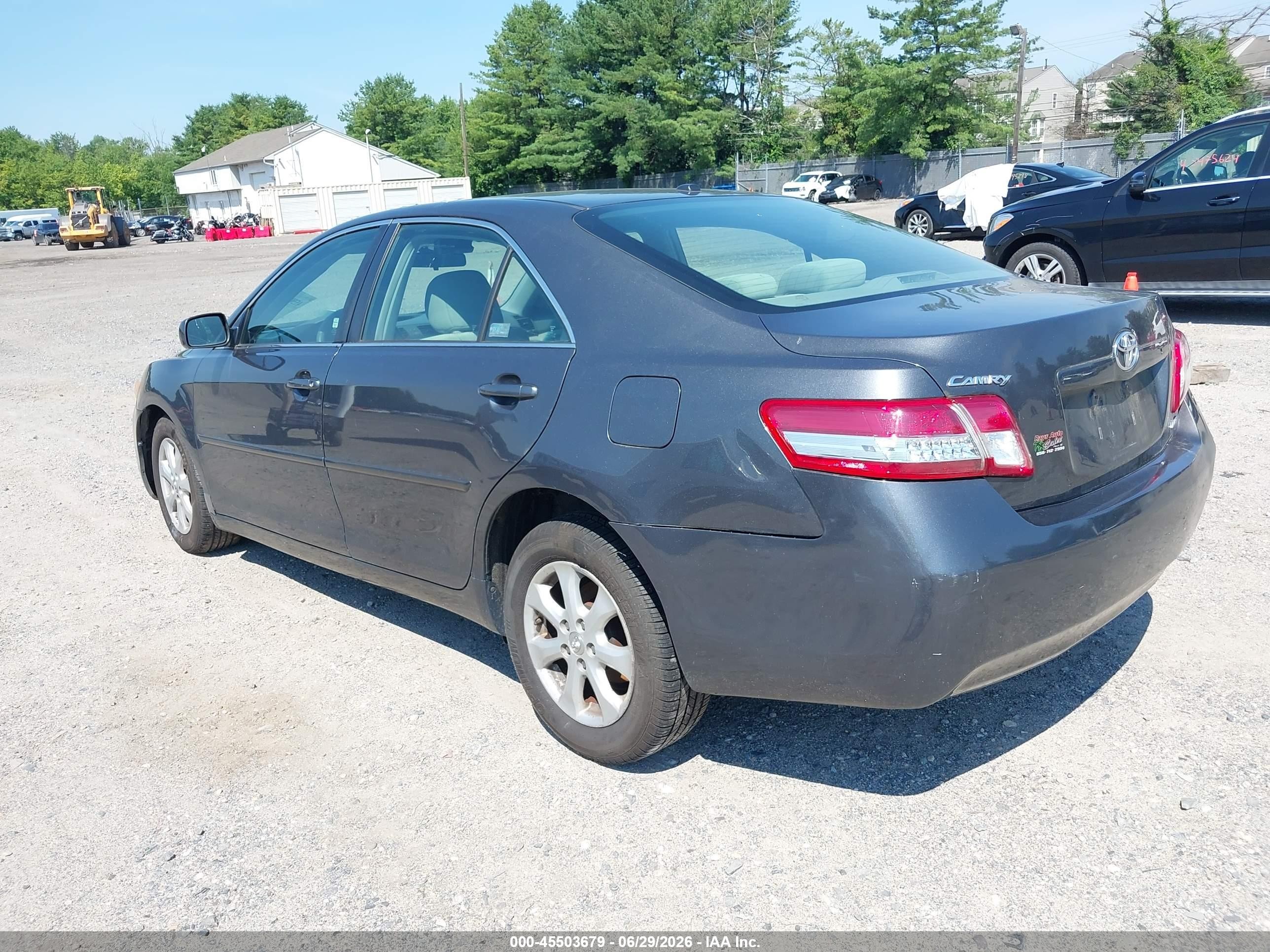 2011 Toyota Camry Le Gray vin: 4T1BF3EK7BU669604