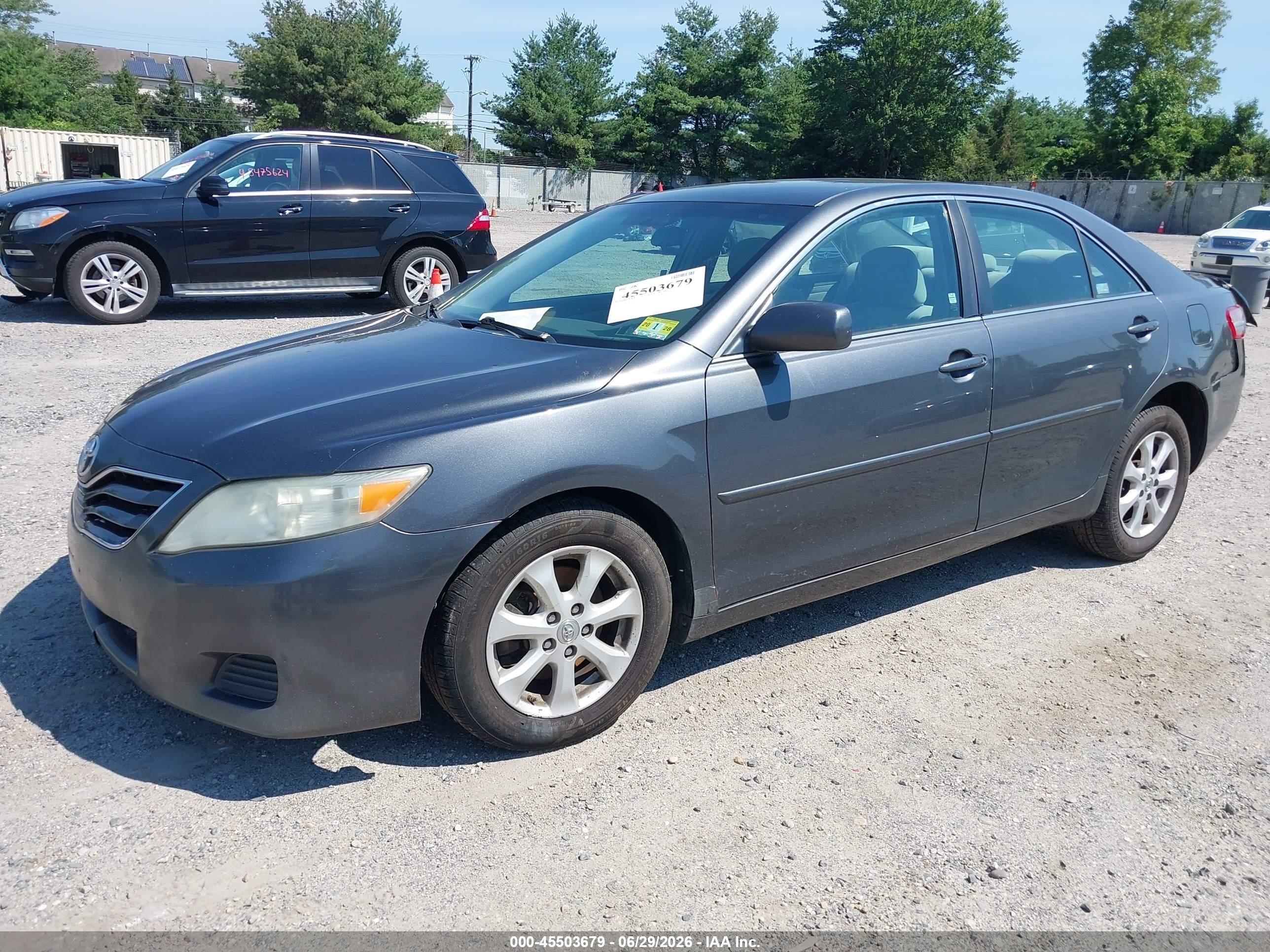 2011 Toyota Camry Le Gray vin: 4T1BF3EK7BU669604