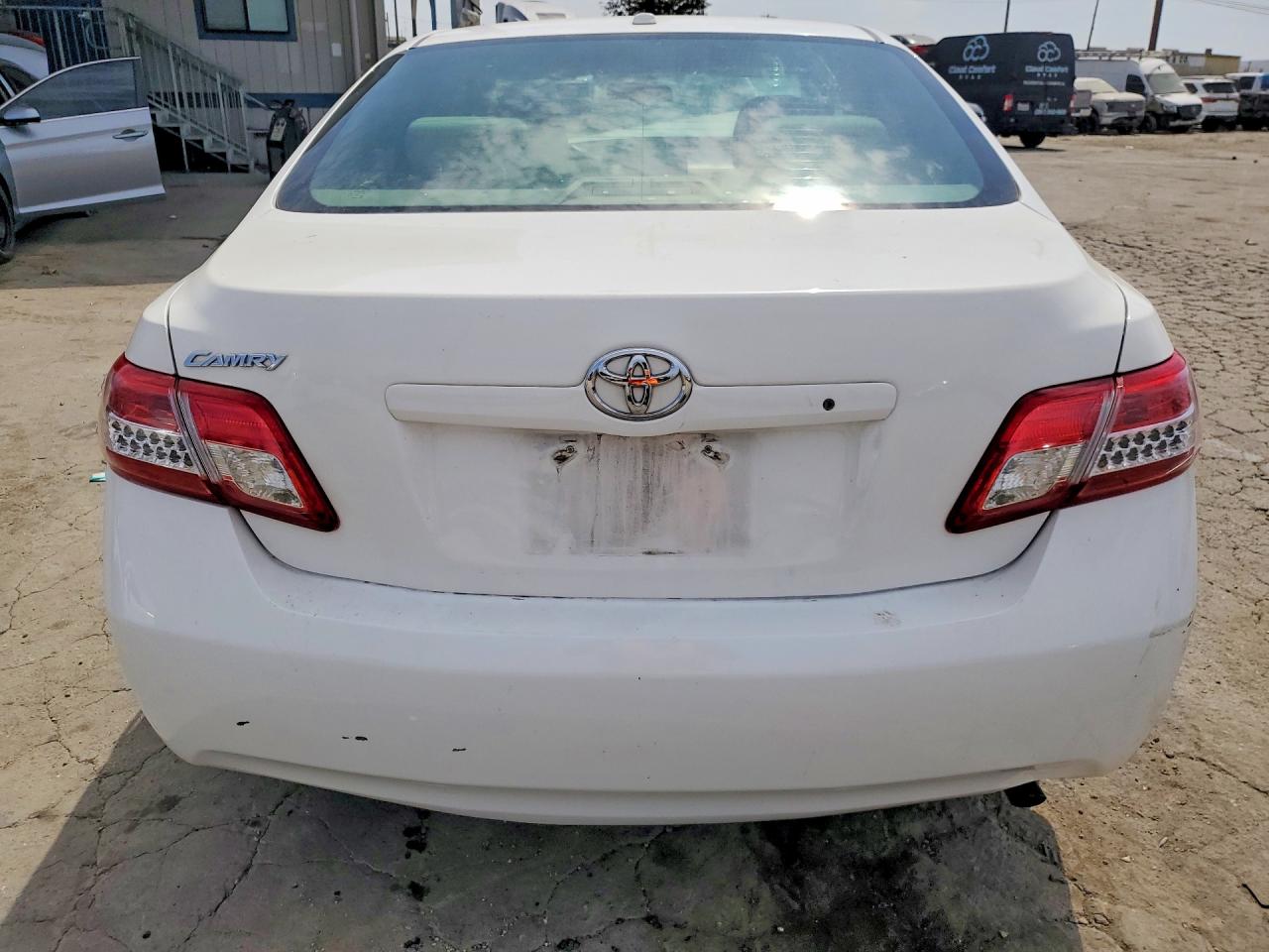 2011 Toyota Camry Base White vin: 4T1BF3EK7BU669957