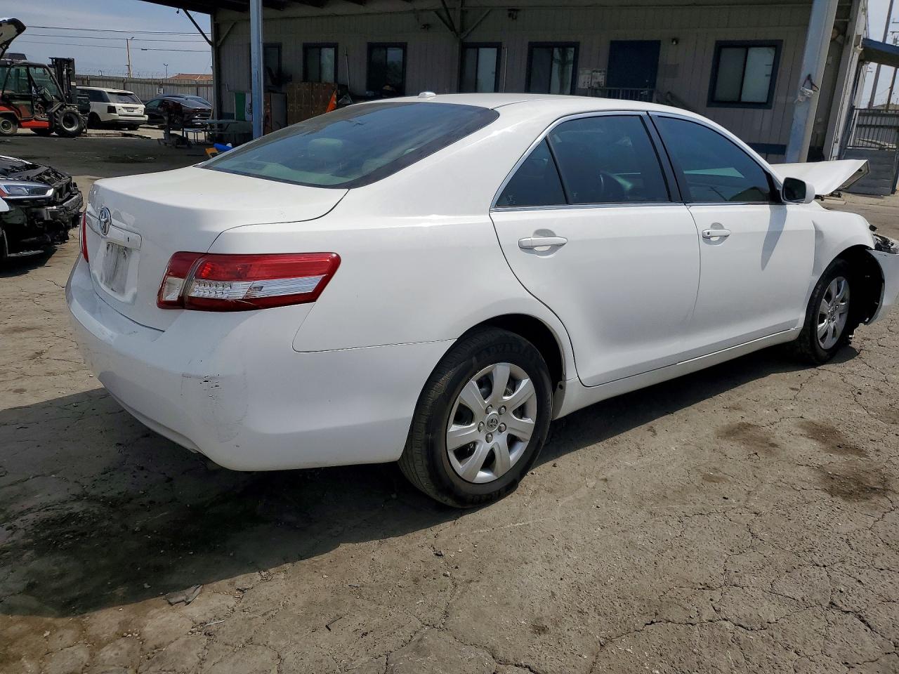 2011 Toyota Camry Base White vin: 4T1BF3EK7BU669957