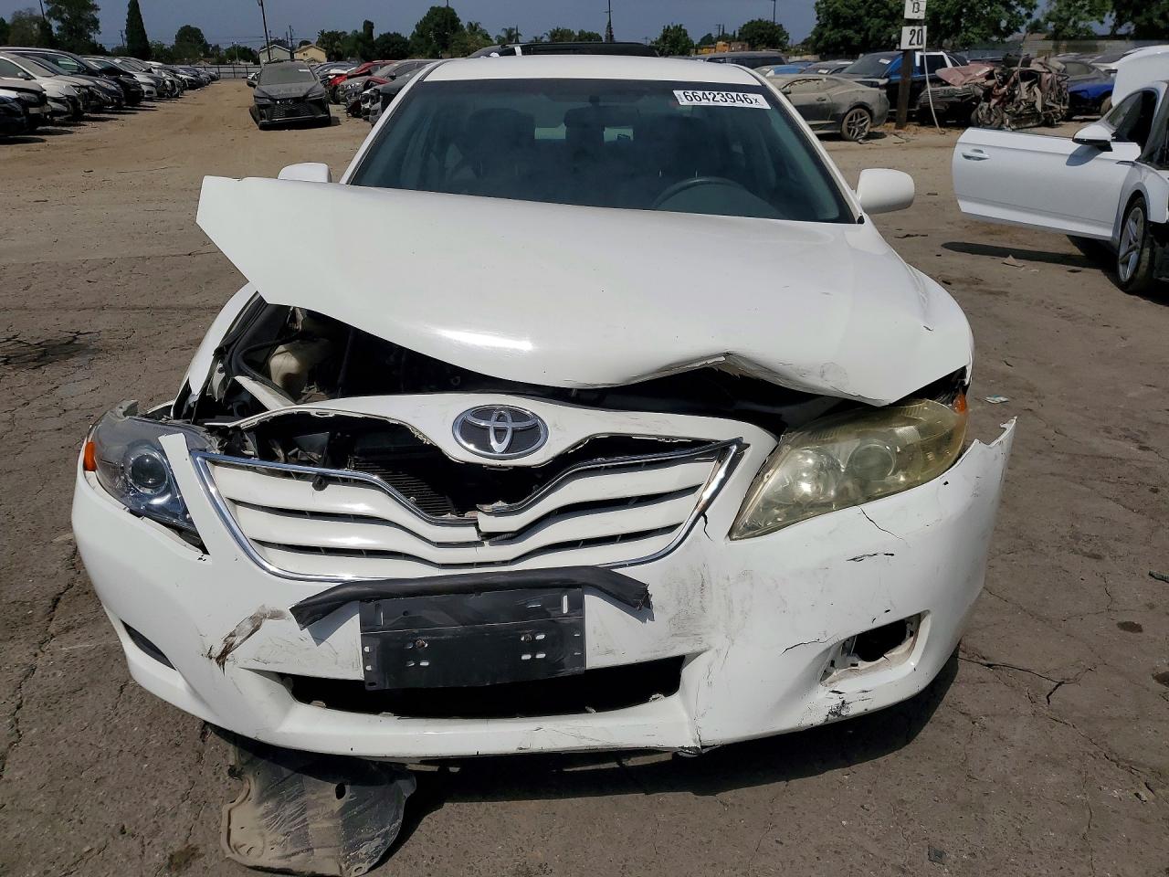 2011 Toyota Camry Base White vin: 4T1BF3EK7BU669957