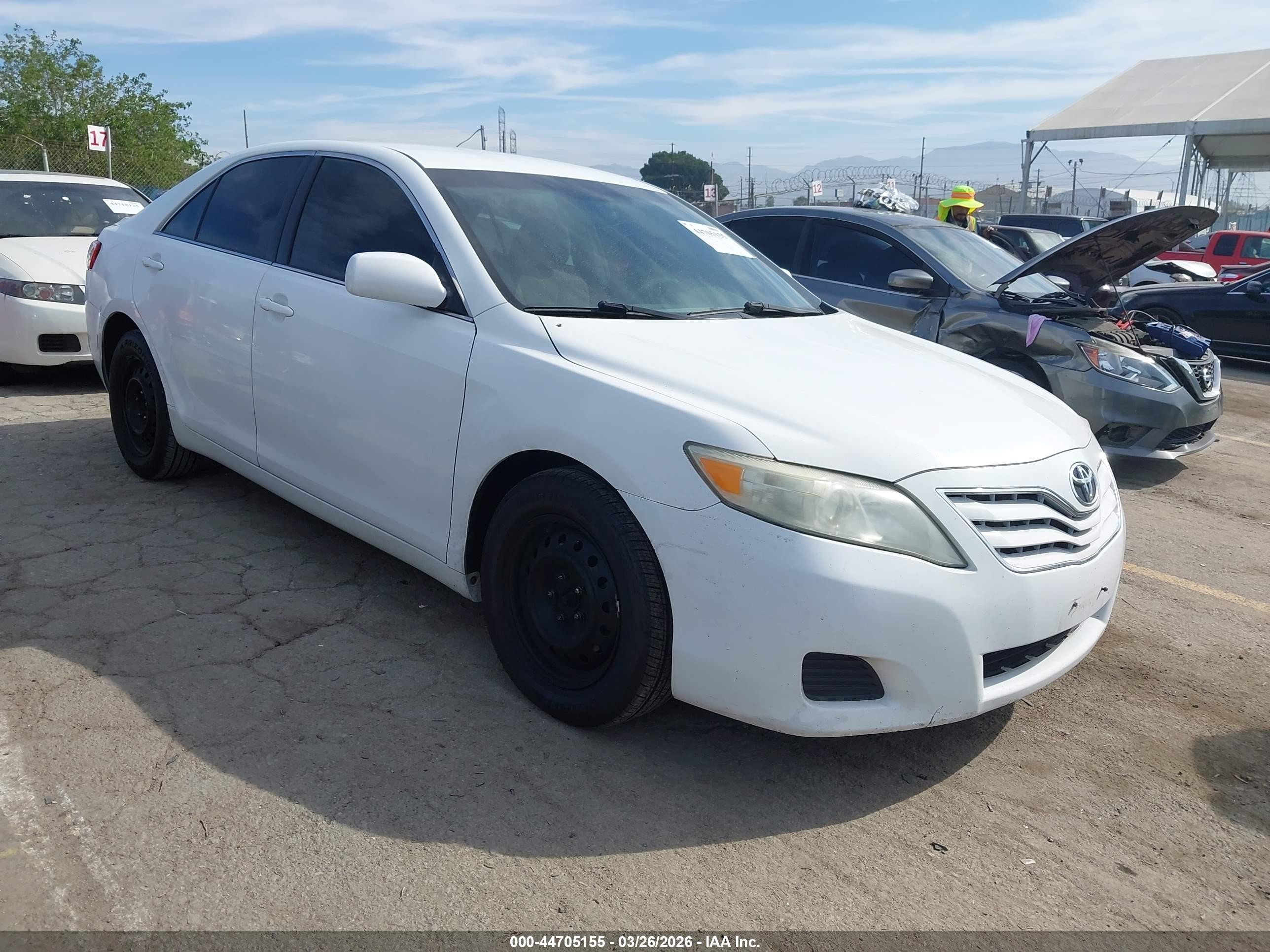 2011 Toyota Camry Le White vin: 4T1BF3EK7BU674706