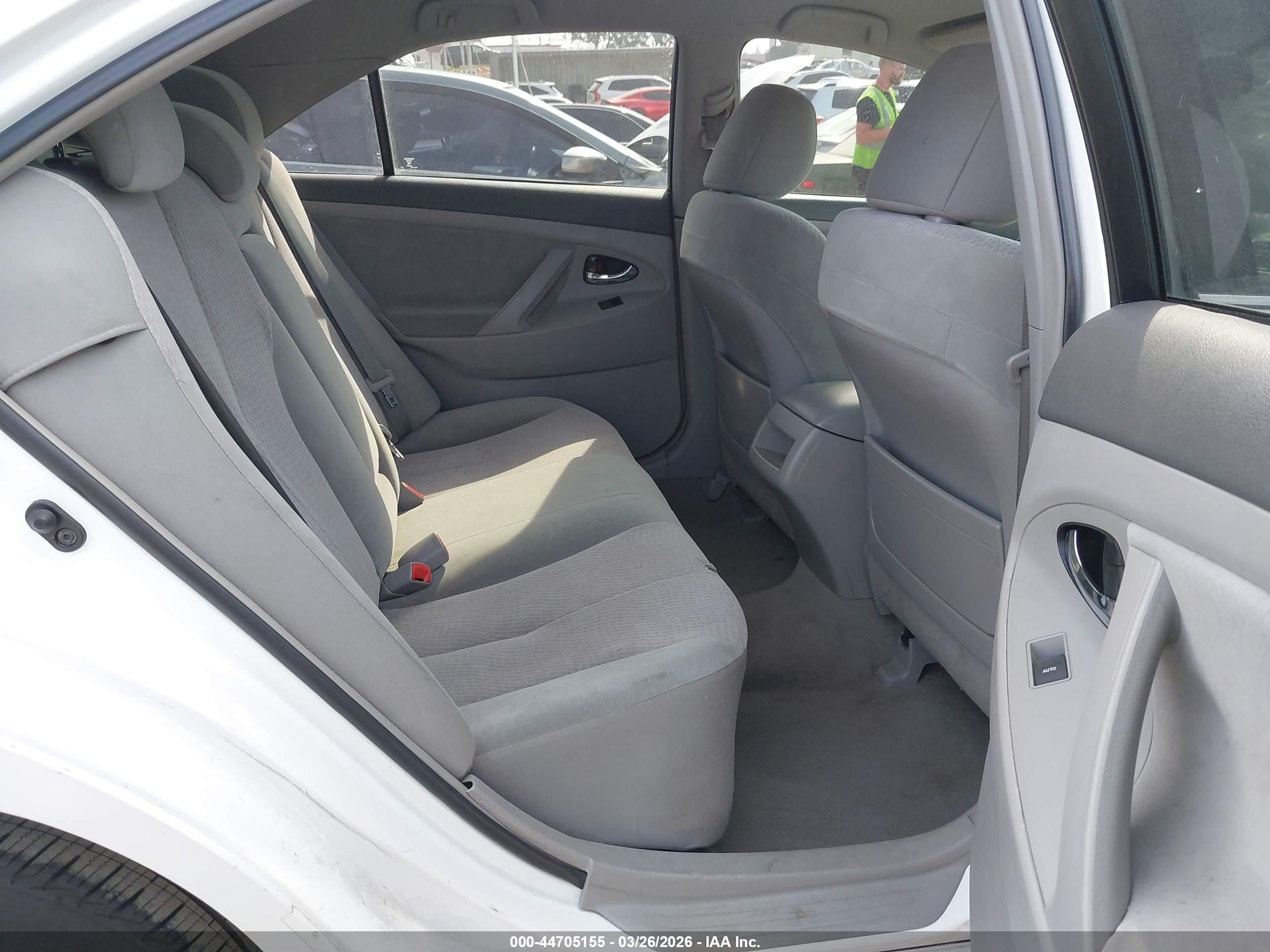 2011 Toyota Camry Le White vin: 4T1BF3EK7BU674706