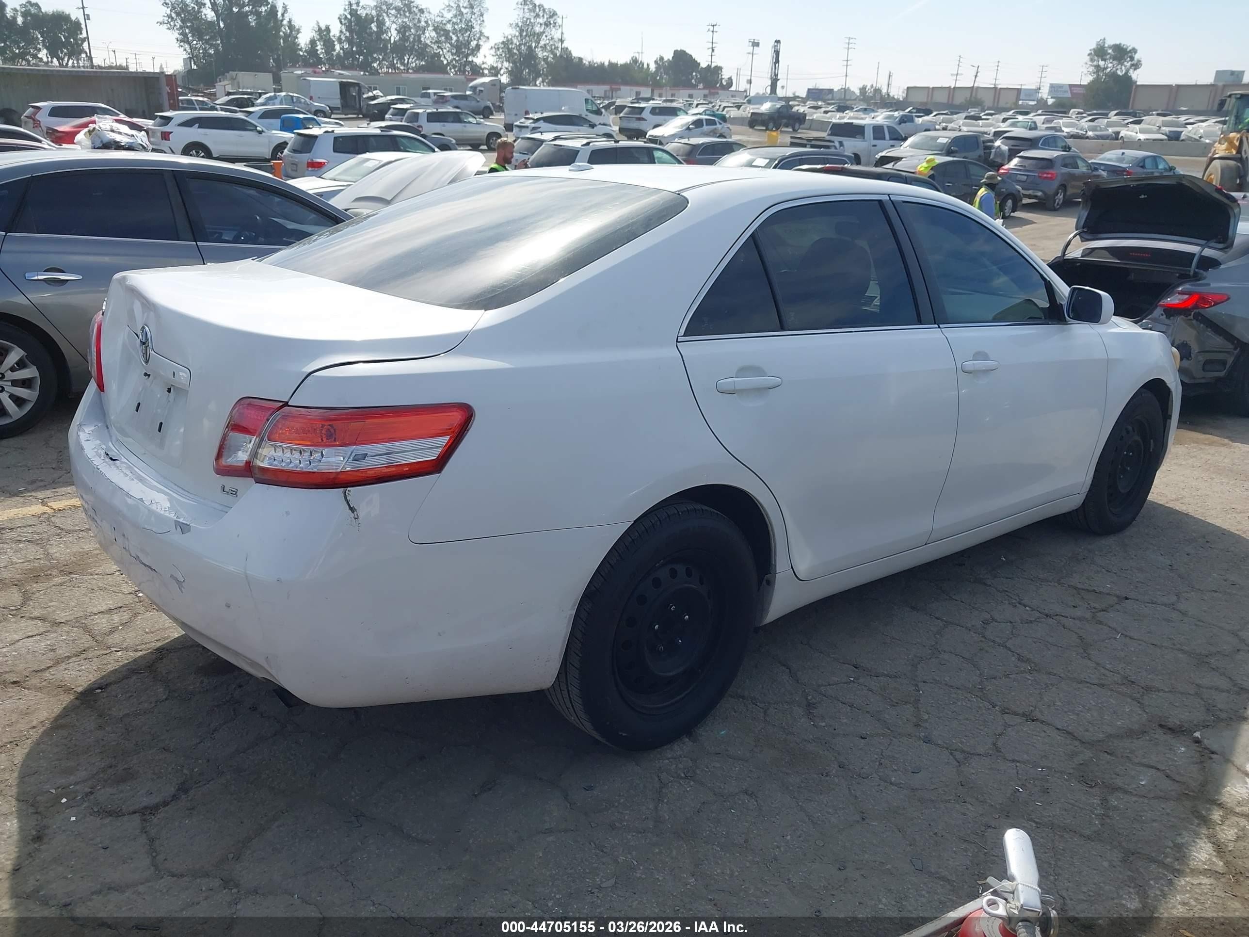 2011 Toyota Camry Le White vin: 4T1BF3EK7BU674706