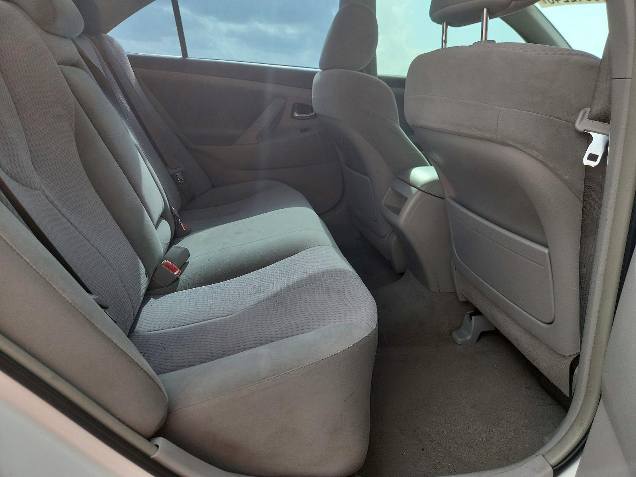 2011 Toyota Camry Base White vin: 4T1BF3EK7BU710622