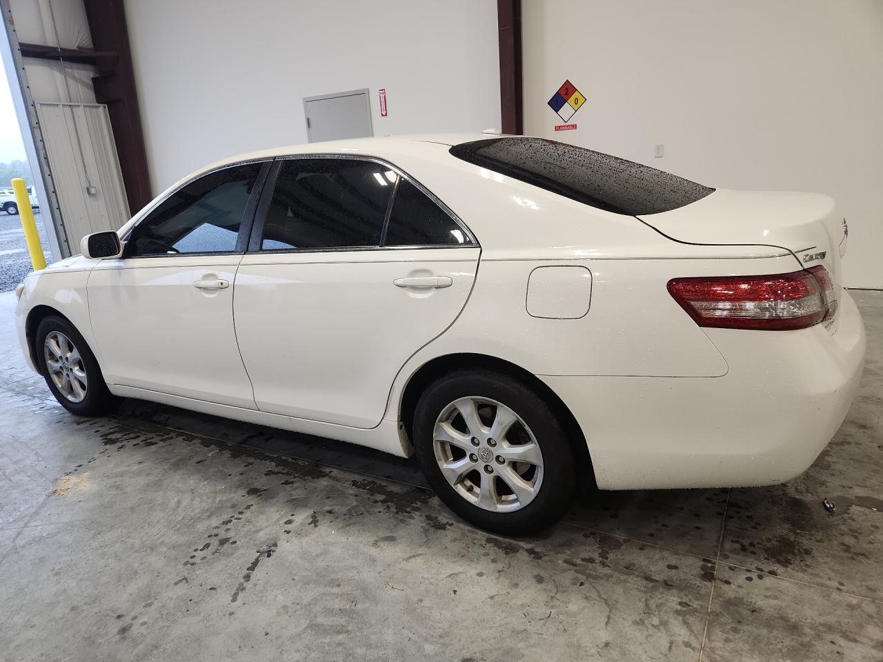 2011 Toyota Camry Le White vin: 4T1BF3EK7BU712838