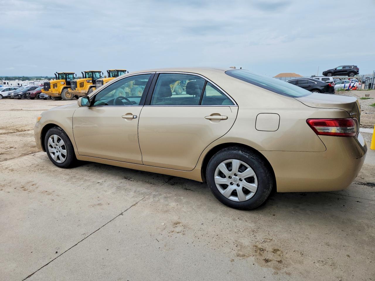 2011 Toyota Camry Le Gold vin: 4T1BF3EK7BU716887