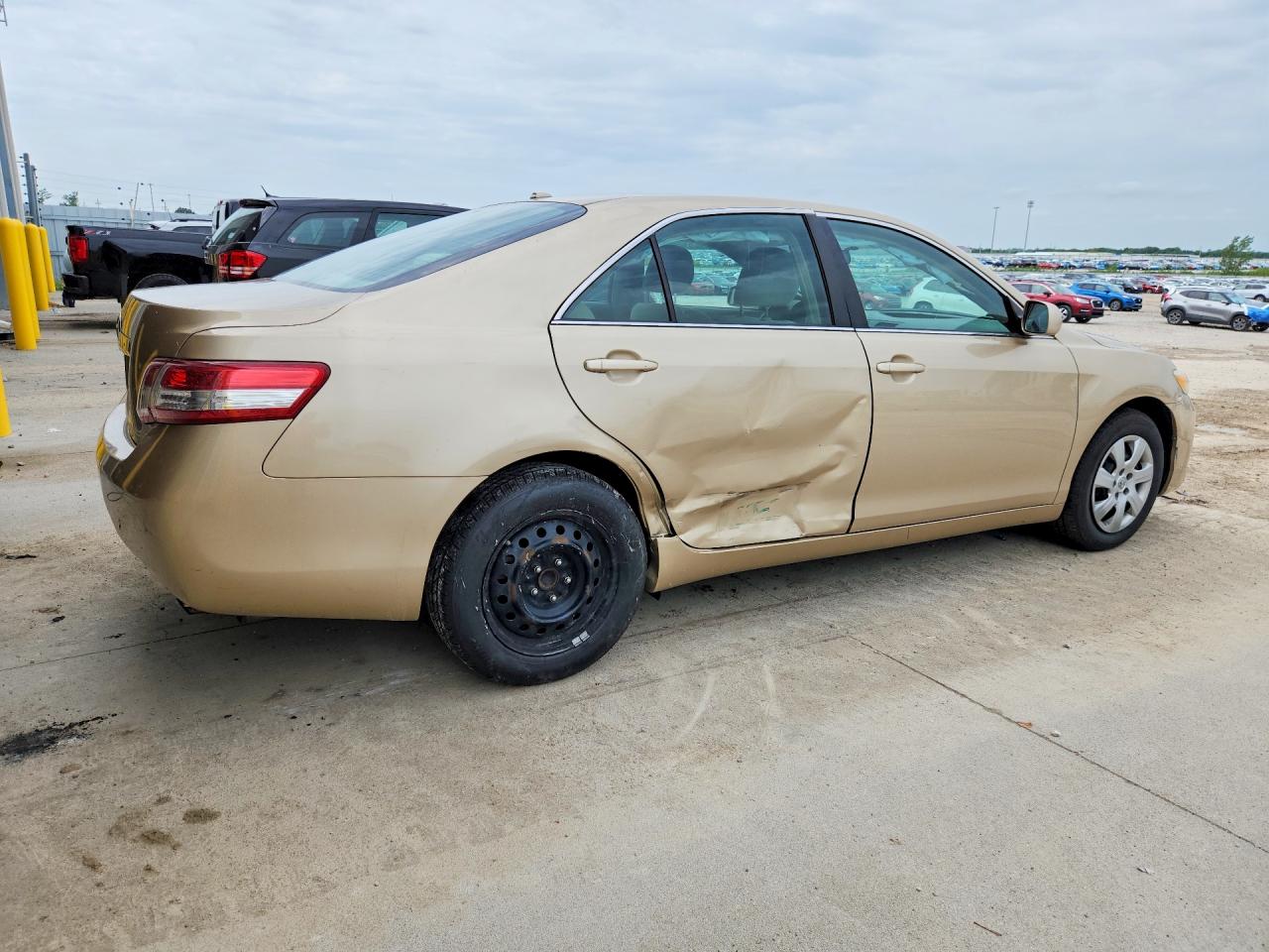 2011 Toyota Camry Le Gold vin: 4T1BF3EK7BU716887
