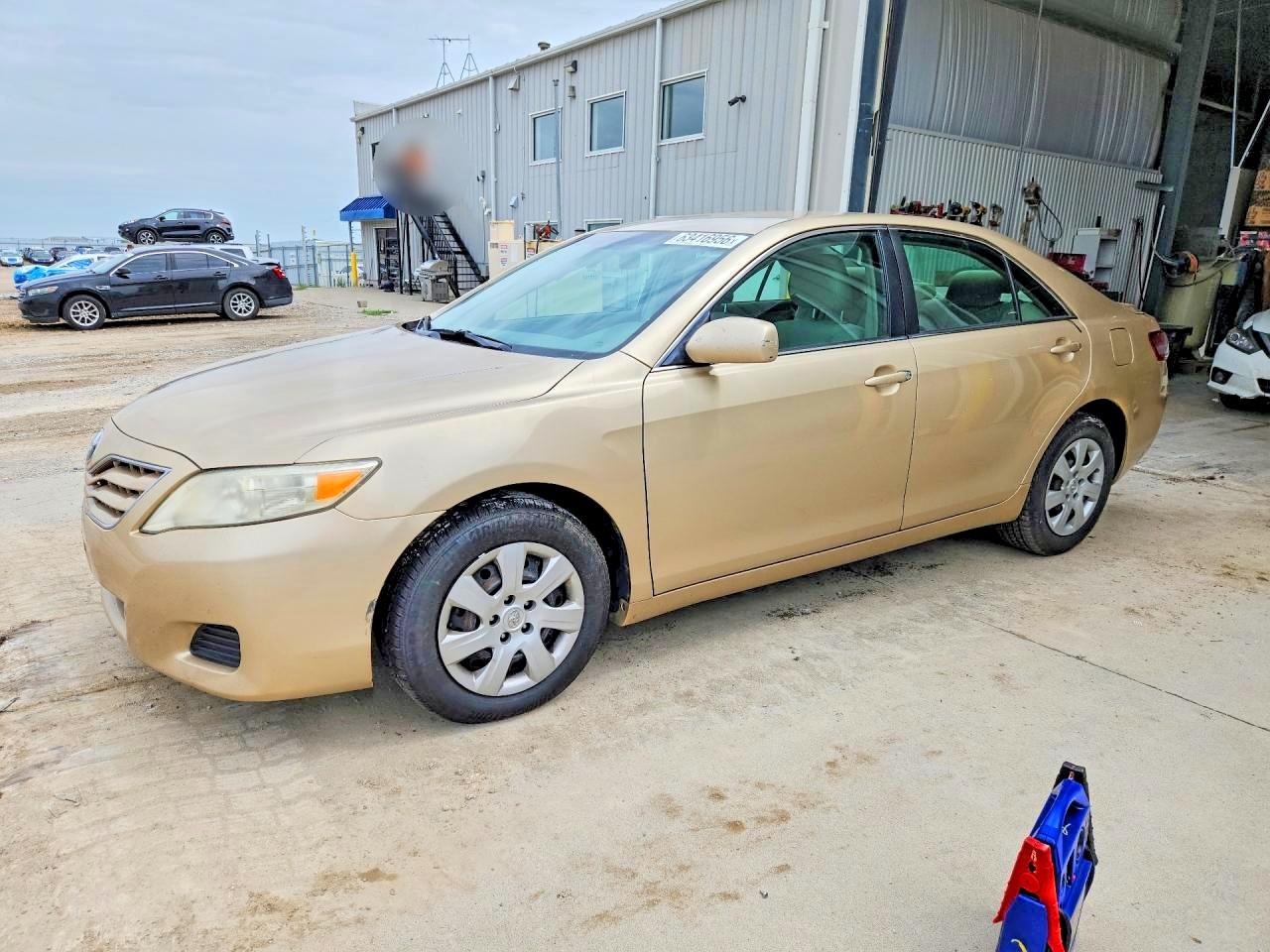2011 Toyota Camry Le Gold vin: 4T1BF3EK7BU716887