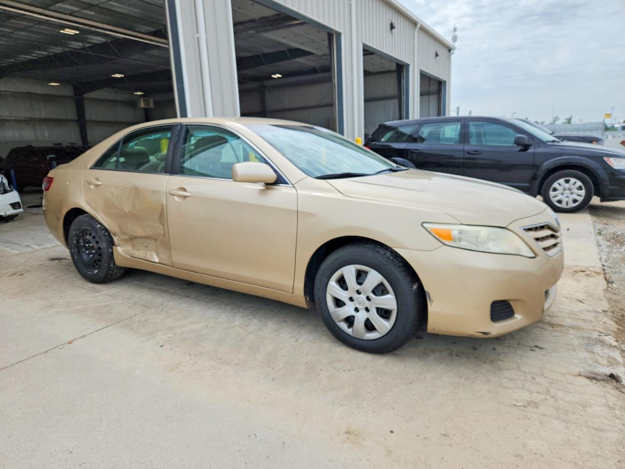 2011 Toyota Camry Le Gold vin: 4T1BF3EK7BU716887