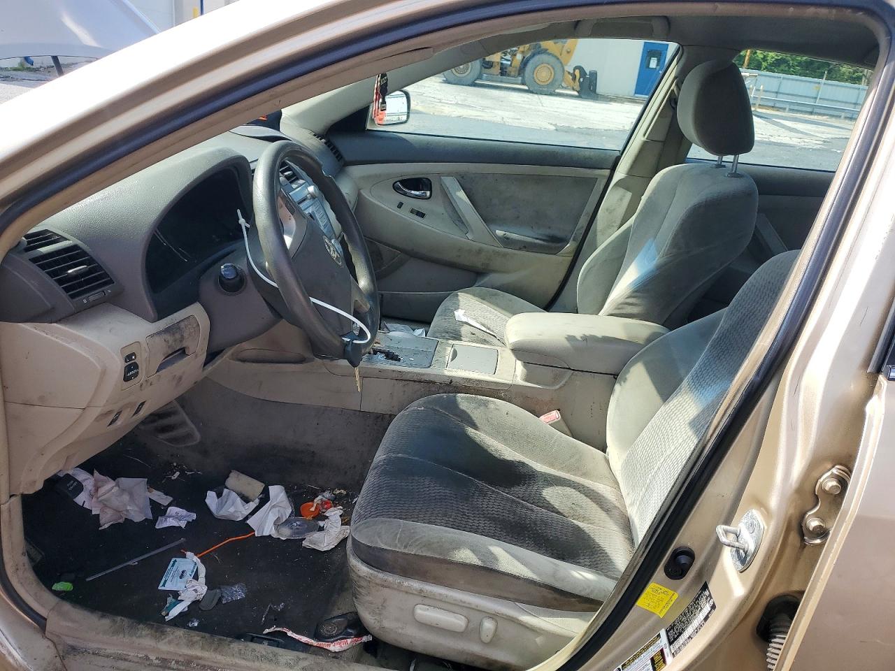 2011 Toyota Camry Le Gold vin: 4T1BF3EK7BU753051