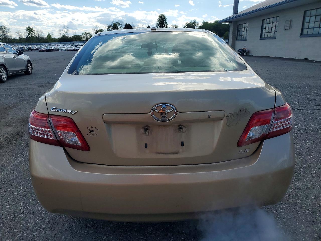 2011 Toyota Camry Le Gold vin: 4T1BF3EK7BU753051
