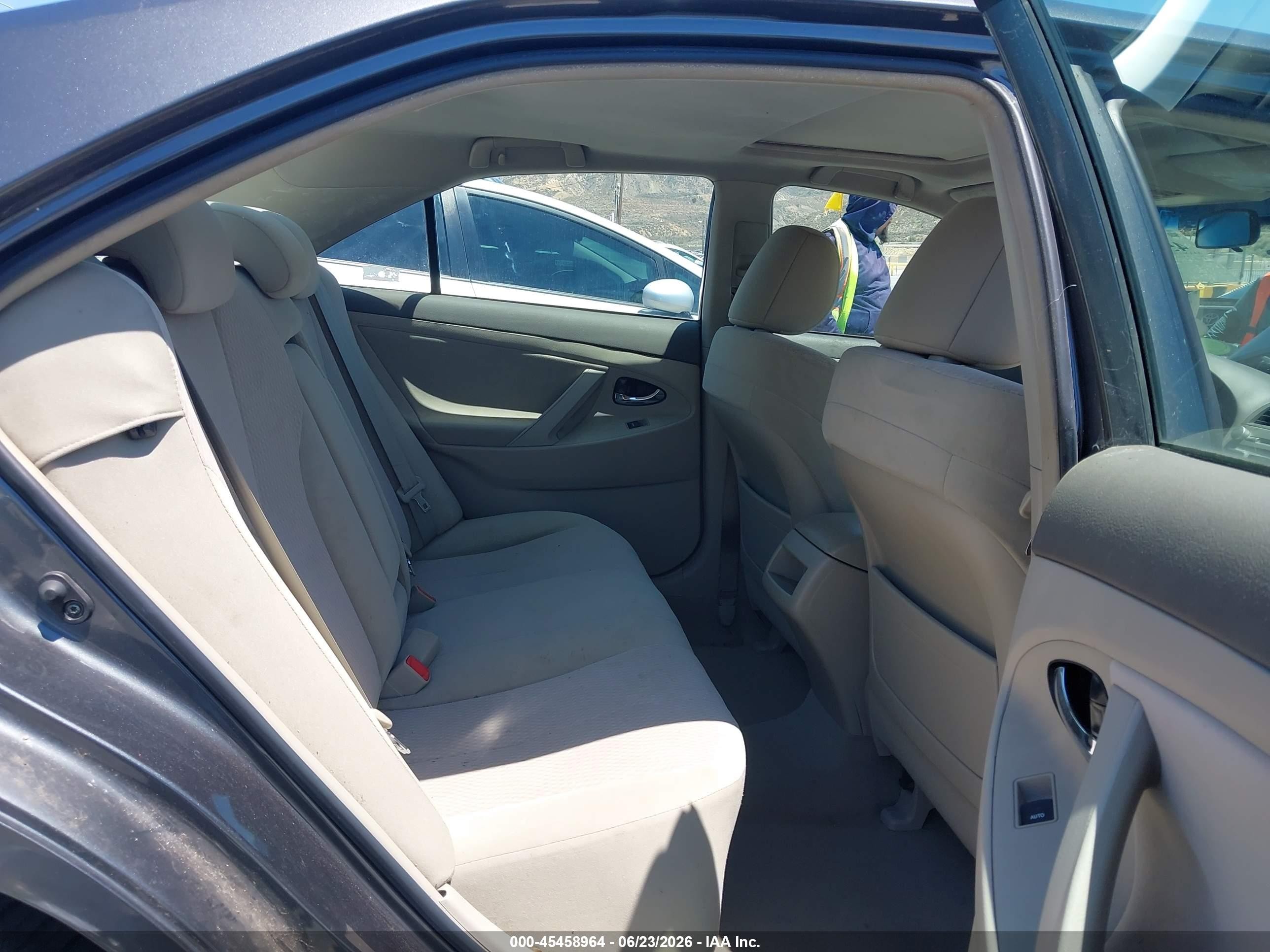 2011 Toyota Camry Le Gray vin: 4T1BF3EK7BU759609