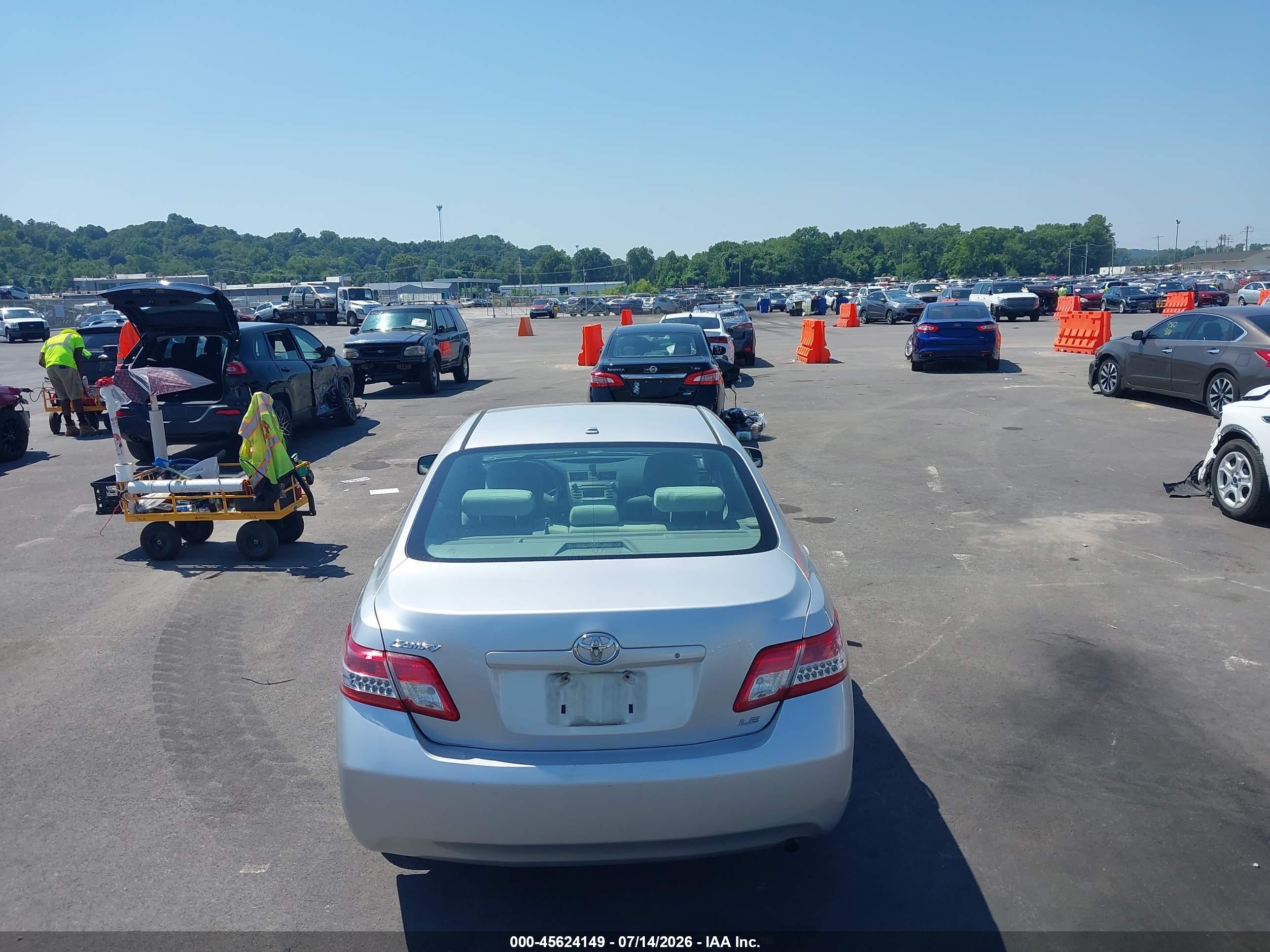 2010 Toyota Camry Le Silver vin: 4T1BF3EK8AU004256
