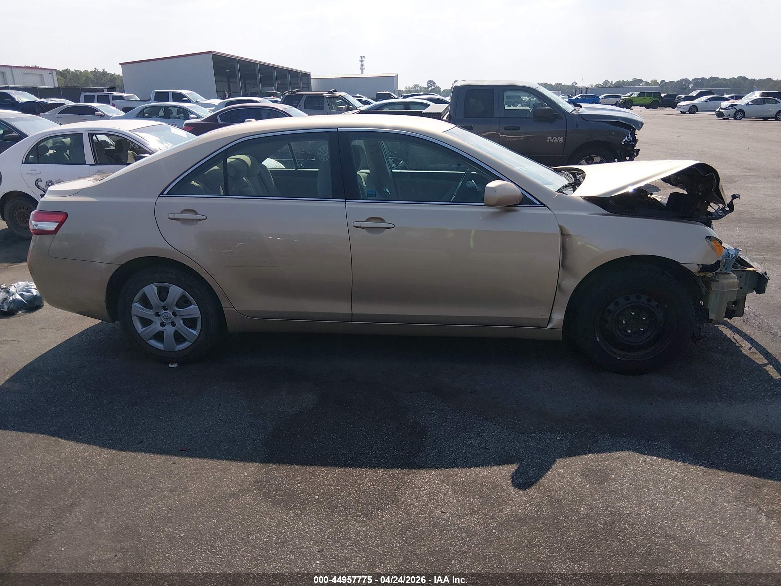 2010 Toyota Camry Le Gold vin: 4T1BF3EK8AU005990
