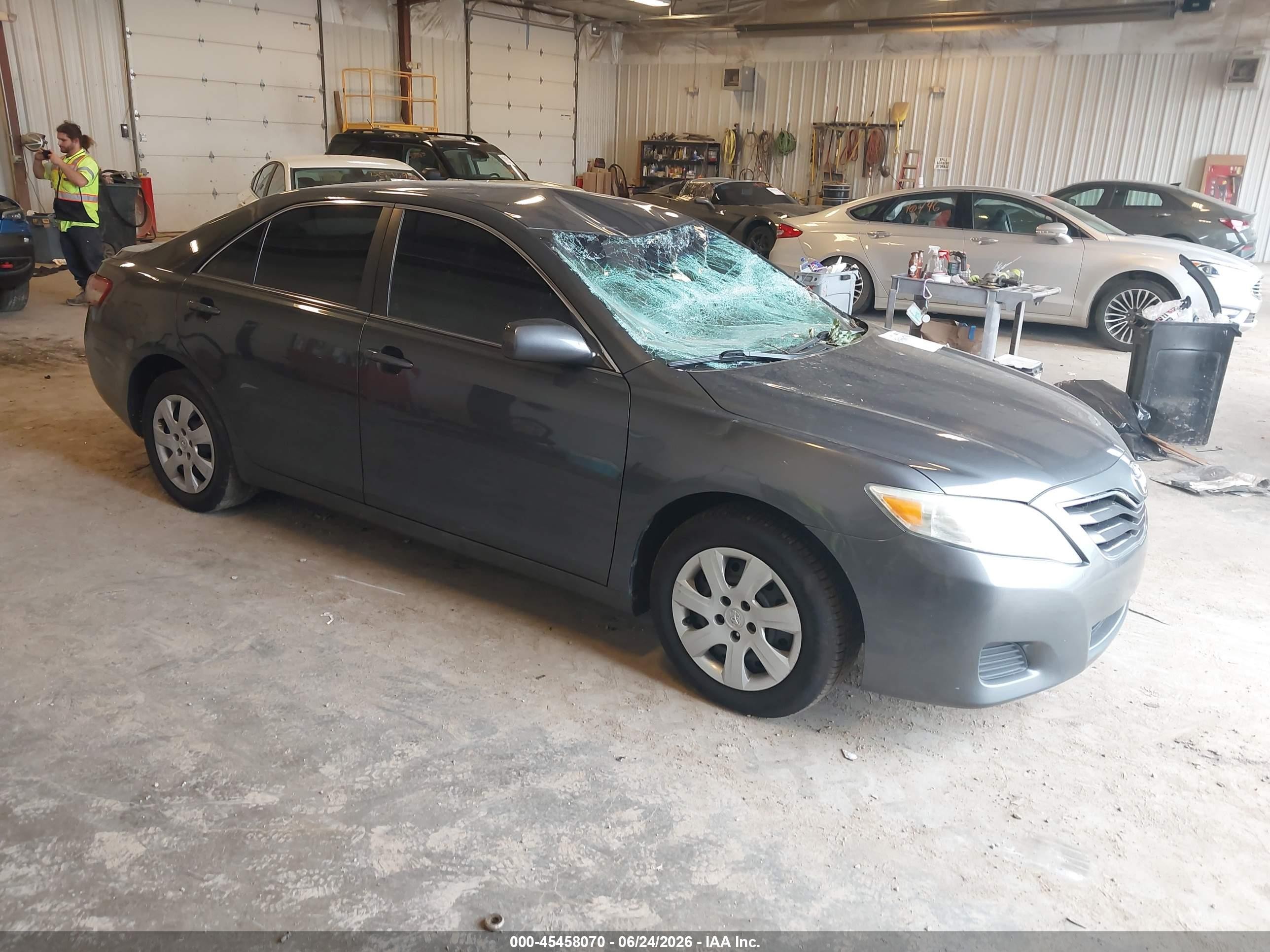 2011 Toyota Camry Le Gray vin: 4T1BF3EK8BU120199