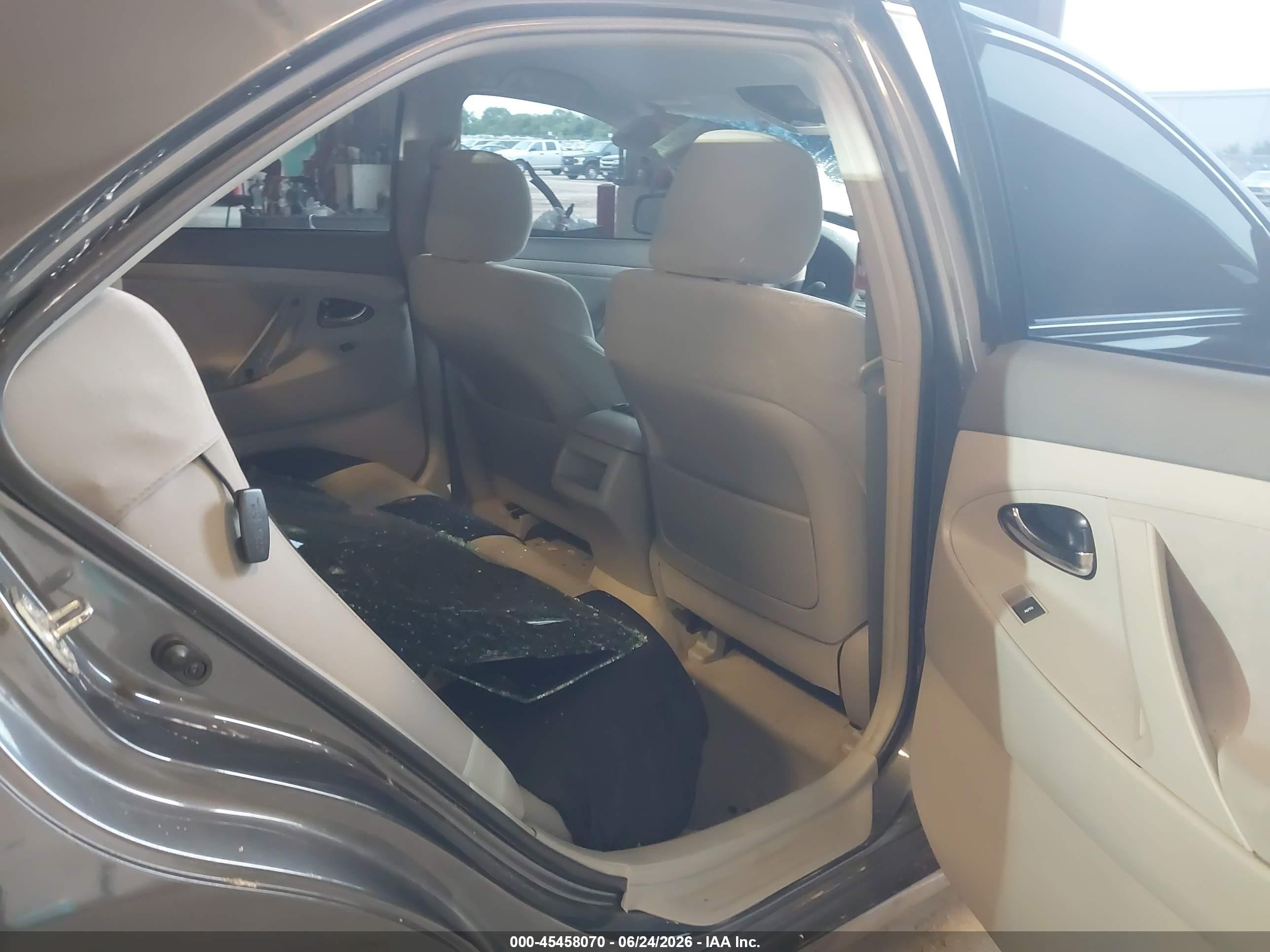2011 Toyota Camry Le Gray vin: 4T1BF3EK8BU120199