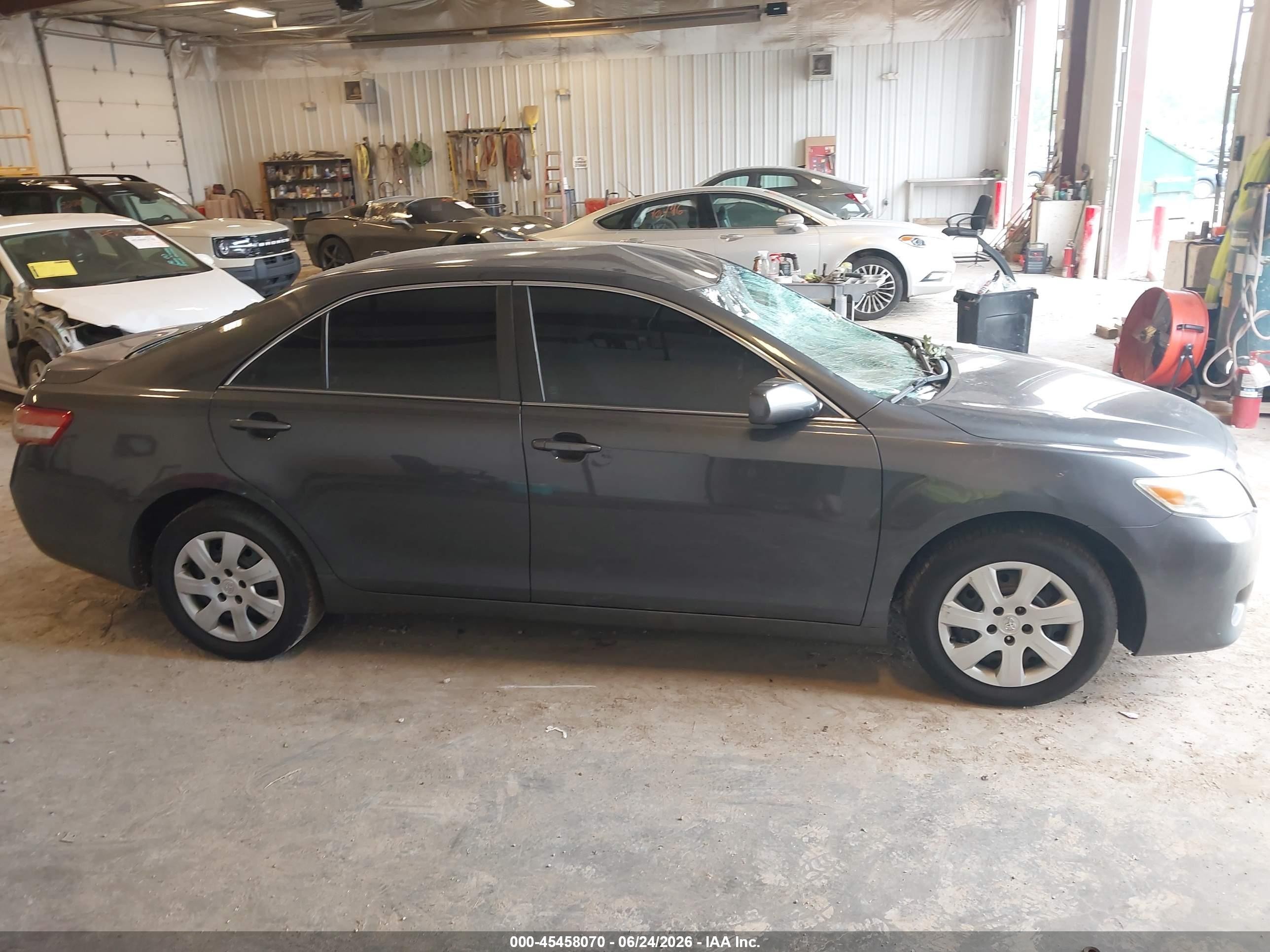 2011 Toyota Camry Le Gray vin: 4T1BF3EK8BU120199