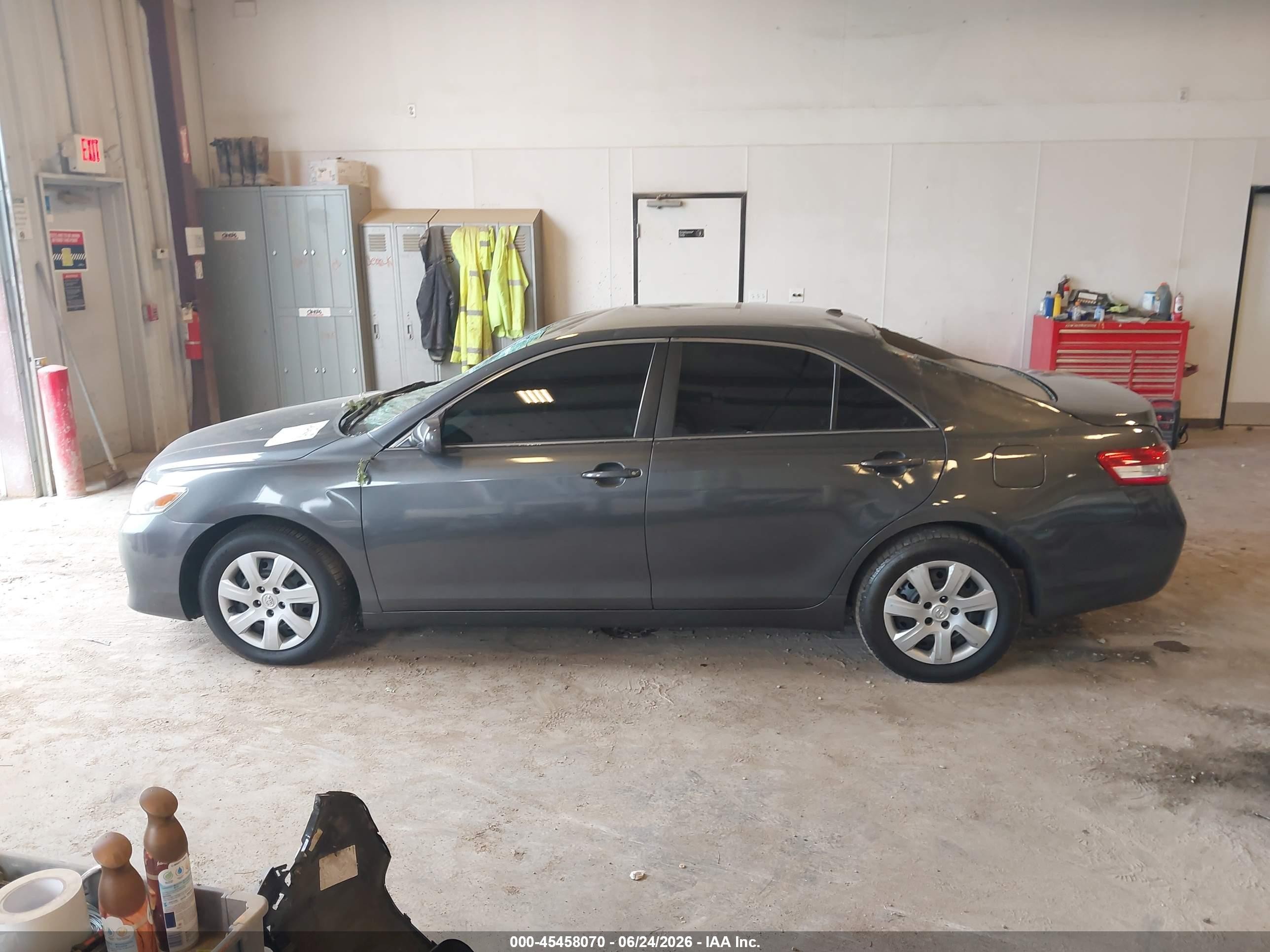 2011 Toyota Camry Le Gray vin: 4T1BF3EK8BU120199