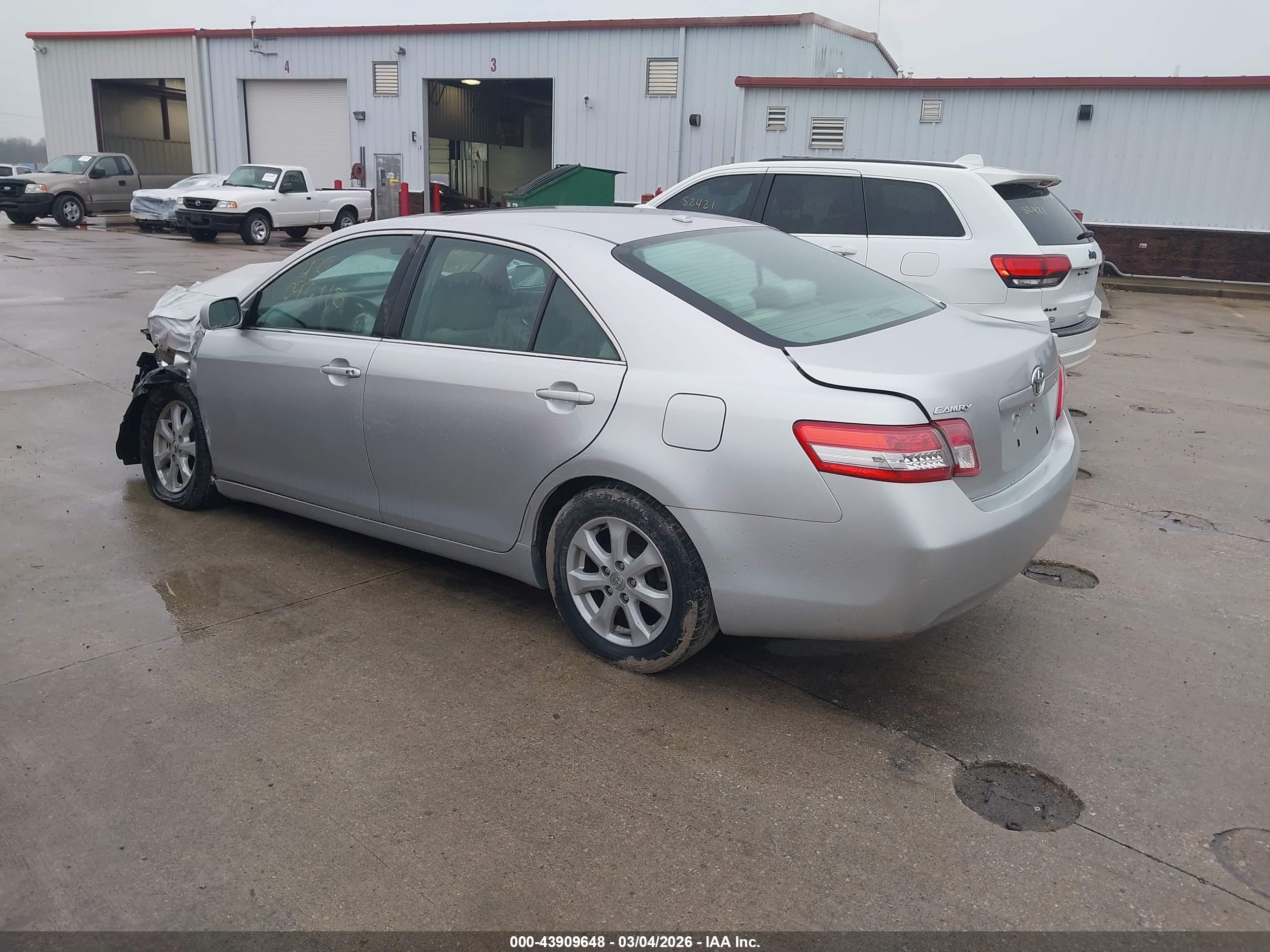 2011 Toyota Camry Le Серебряный vin: 4T1BF3EK8BU163781