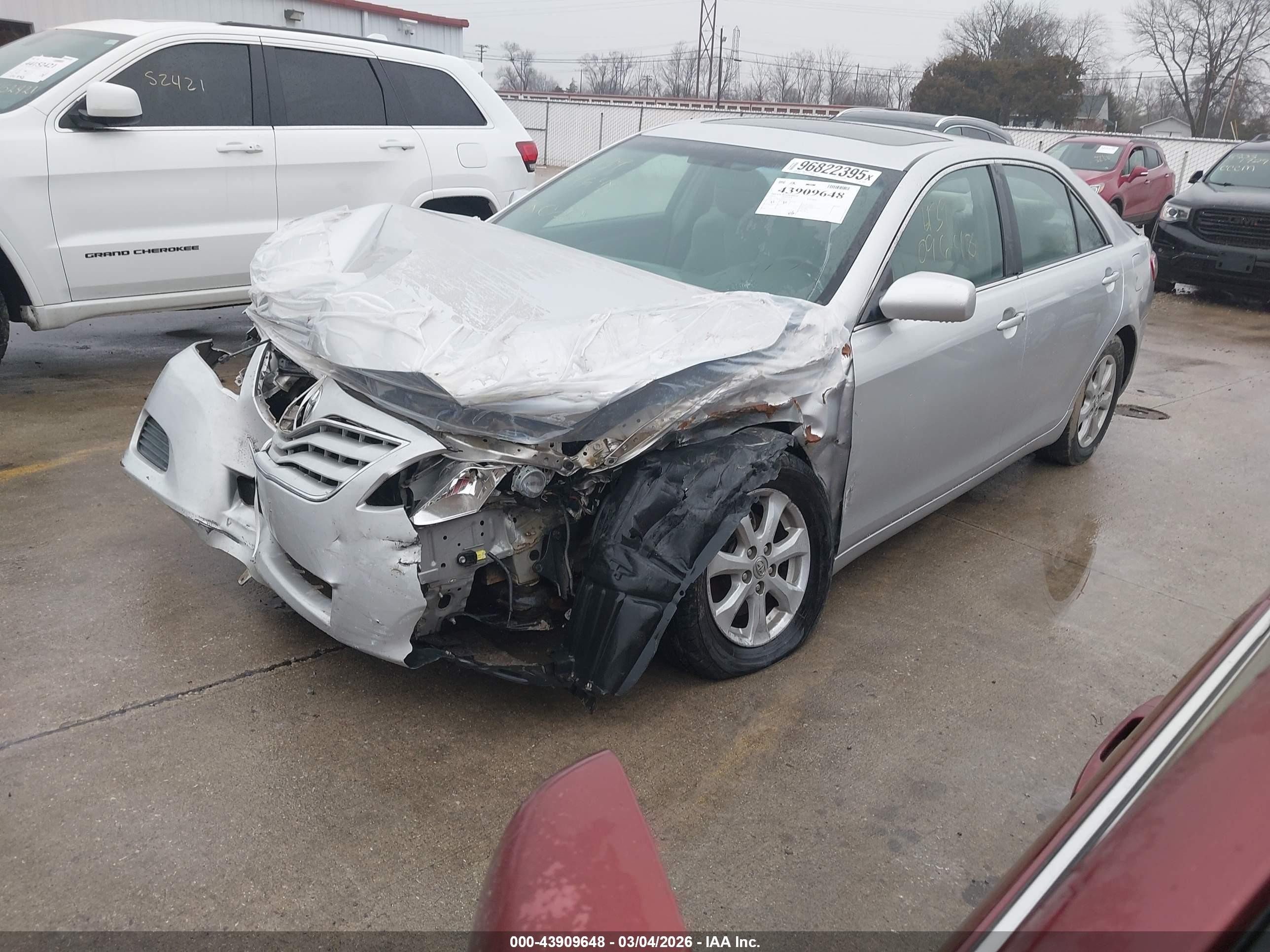 2011 Toyota Camry Le Серебряный vin: 4T1BF3EK8BU163781