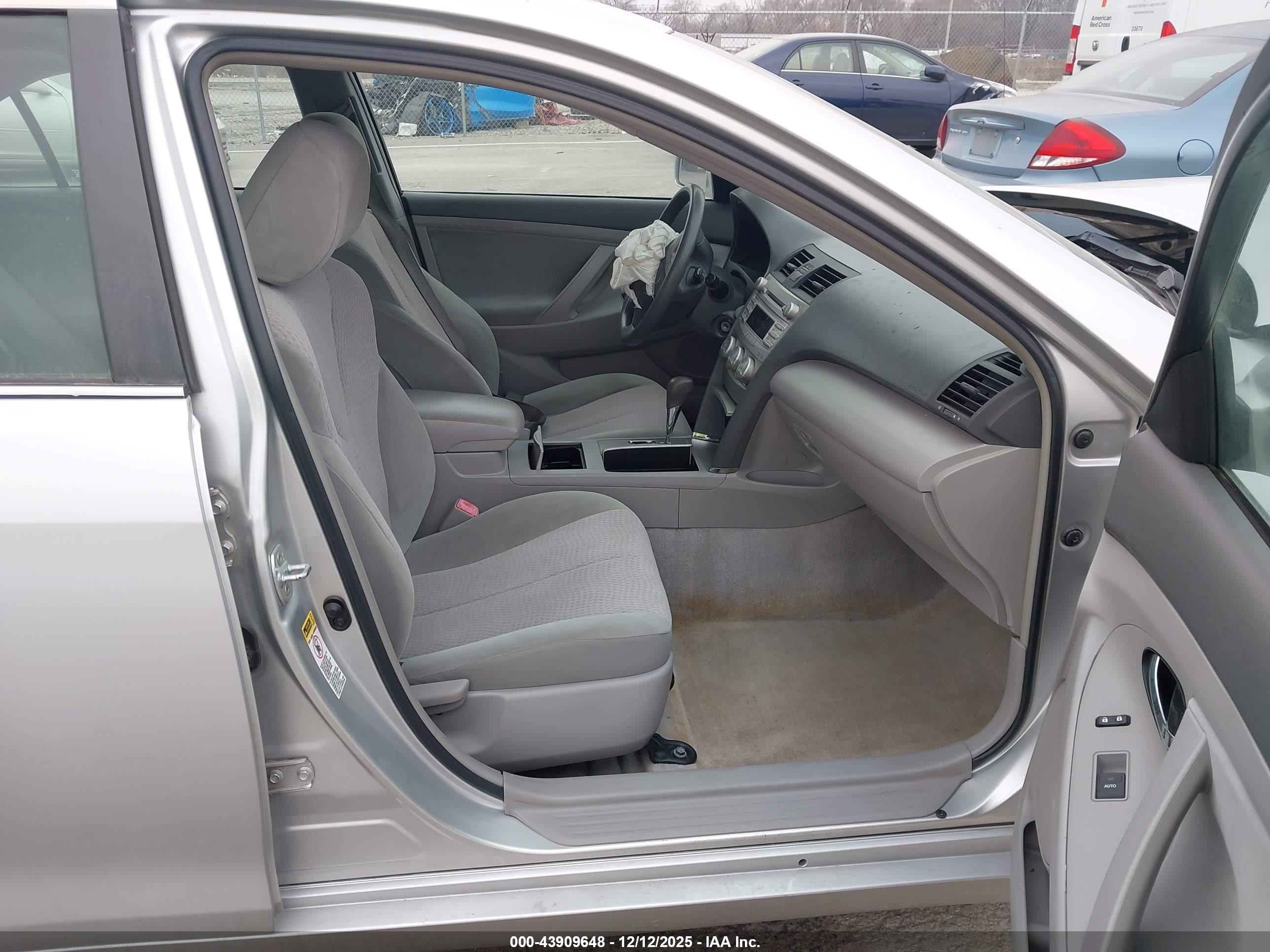 2011 Toyota Camry Le Серебряный vin: 4T1BF3EK8BU163781