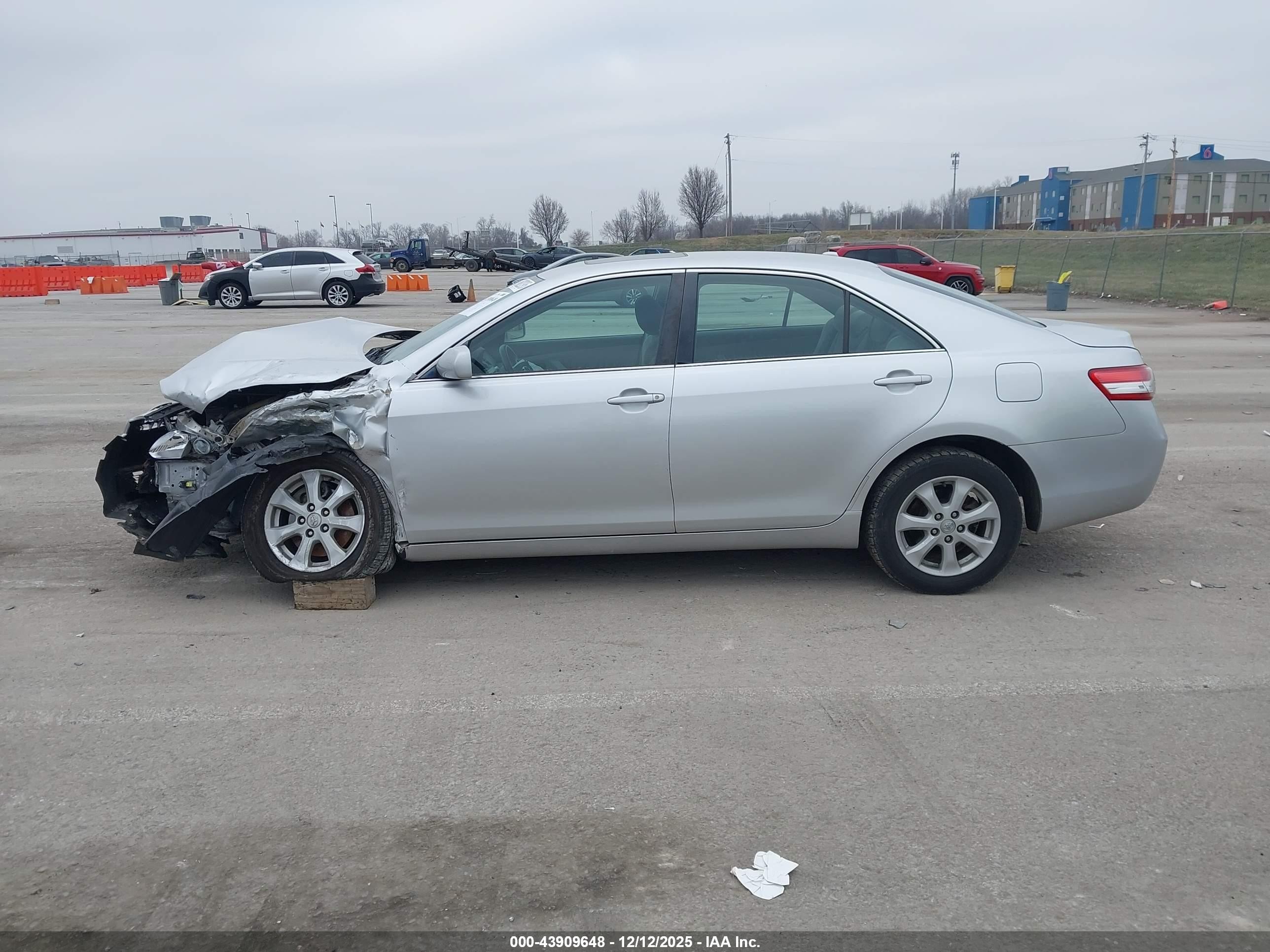2011 Toyota Camry Le Серебряный vin: 4T1BF3EK8BU163781