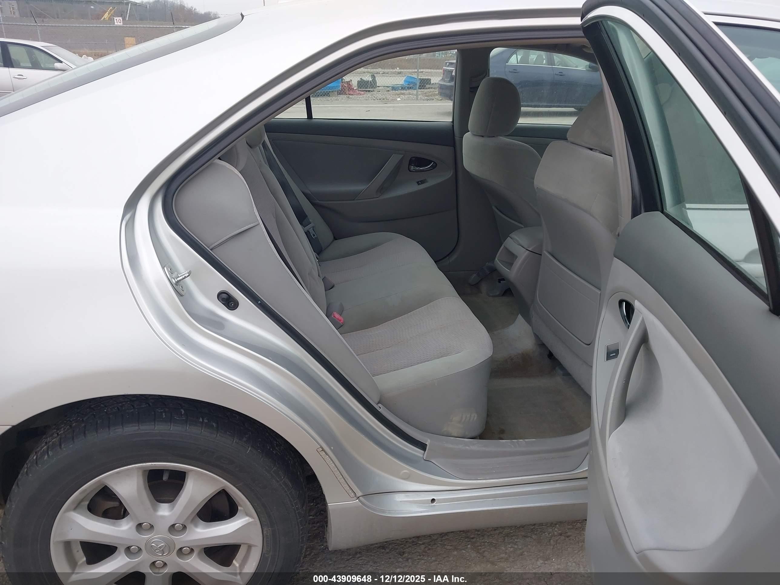 2011 Toyota Camry Le Серебряный vin: 4T1BF3EK8BU163781