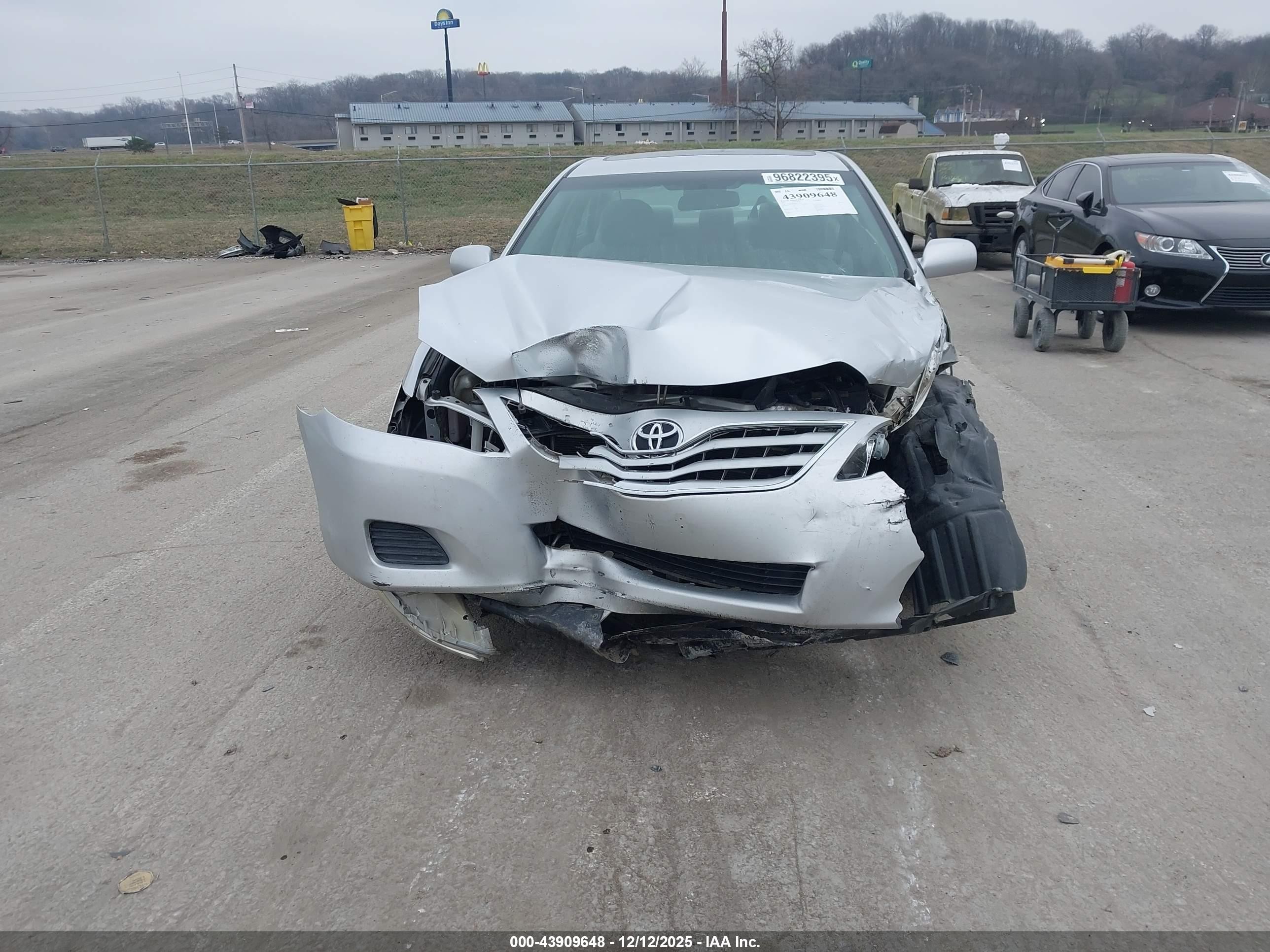 2011 Toyota Camry Le Серебряный vin: 4T1BF3EK8BU163781