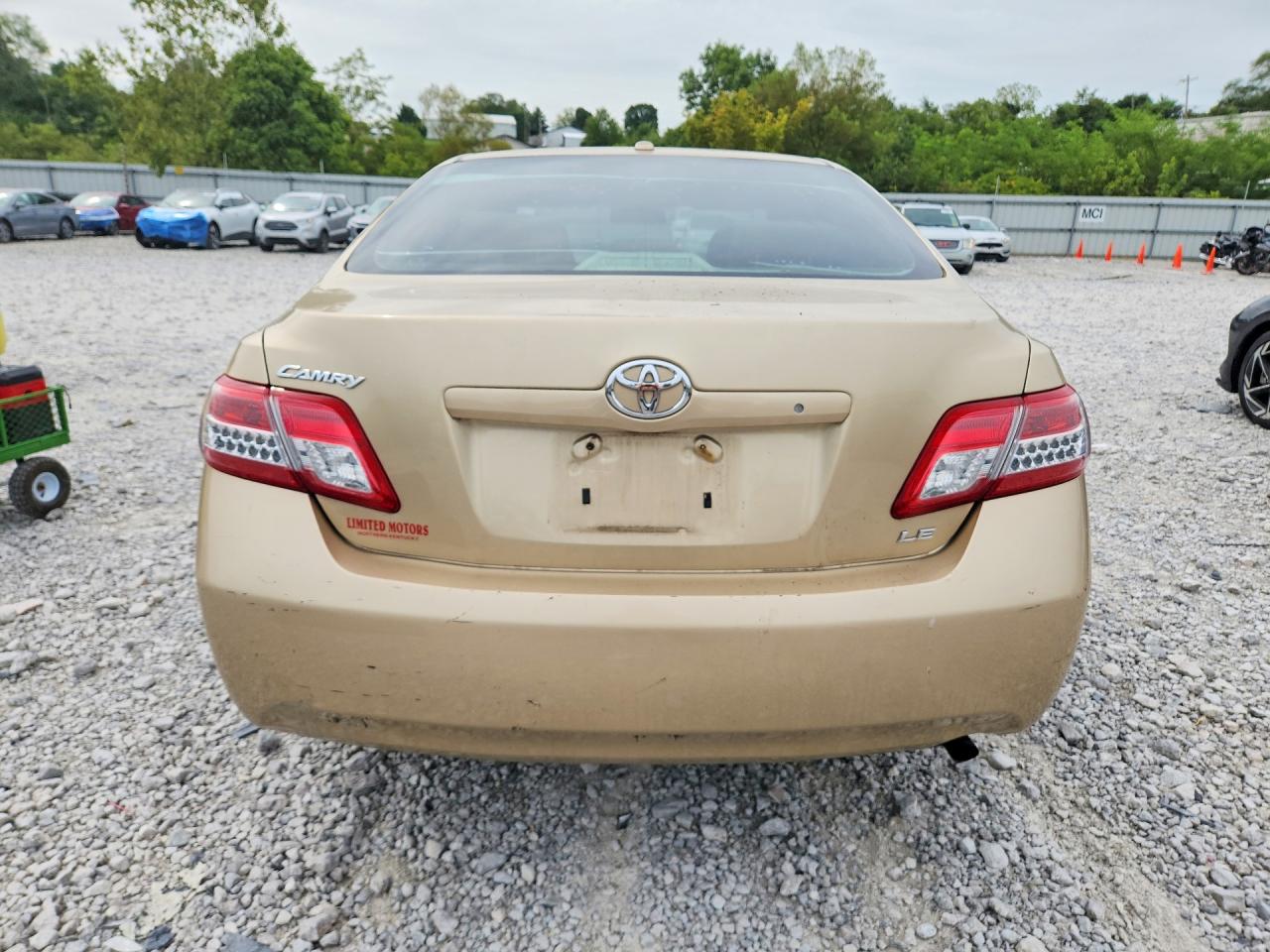 2011 Toyota Camry Le Золотой vin: 4T1BF3EK8BU176014