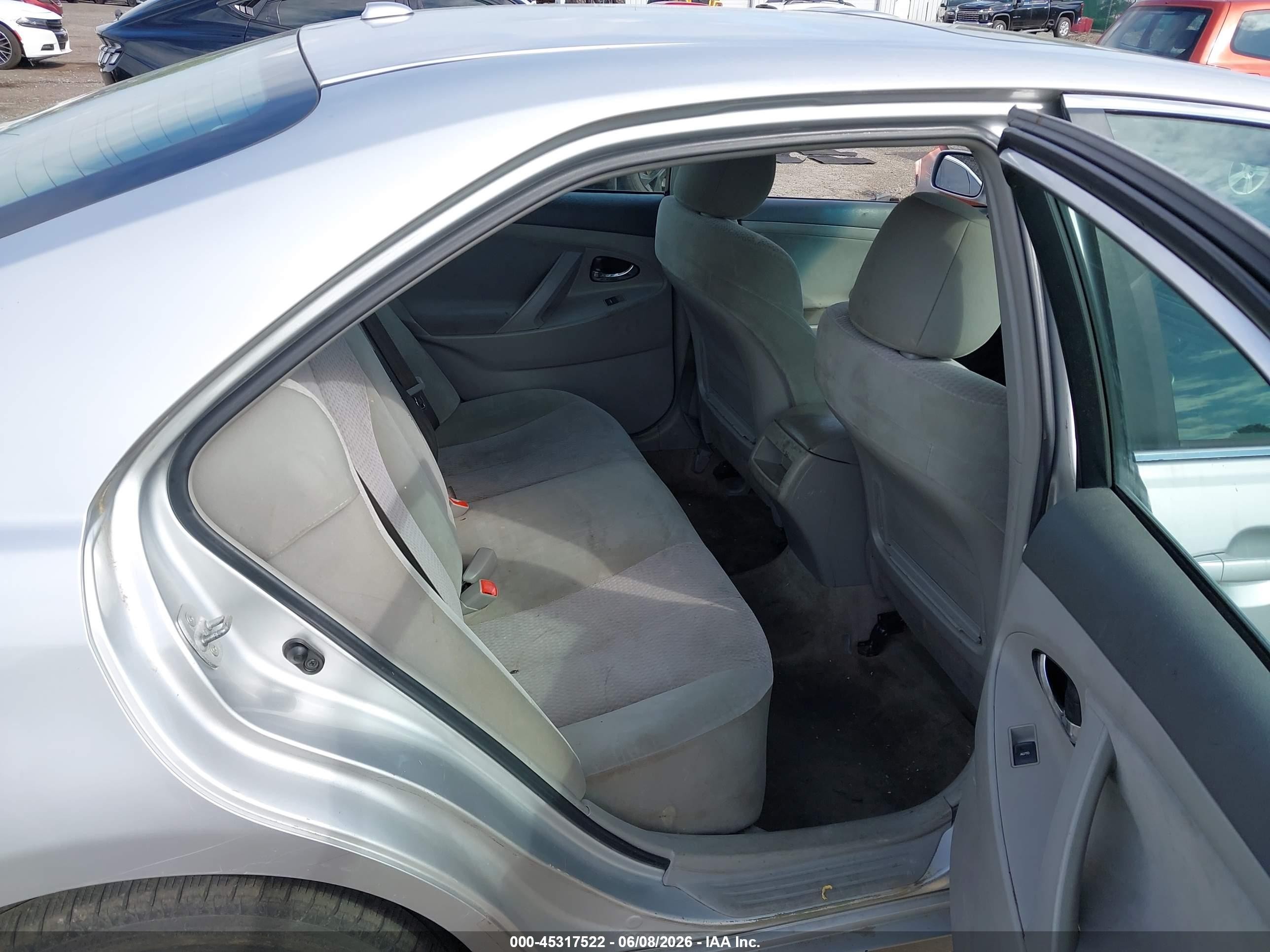 2011 Toyota Camry Le Silver vin: 4T1BF3EK8BU207035